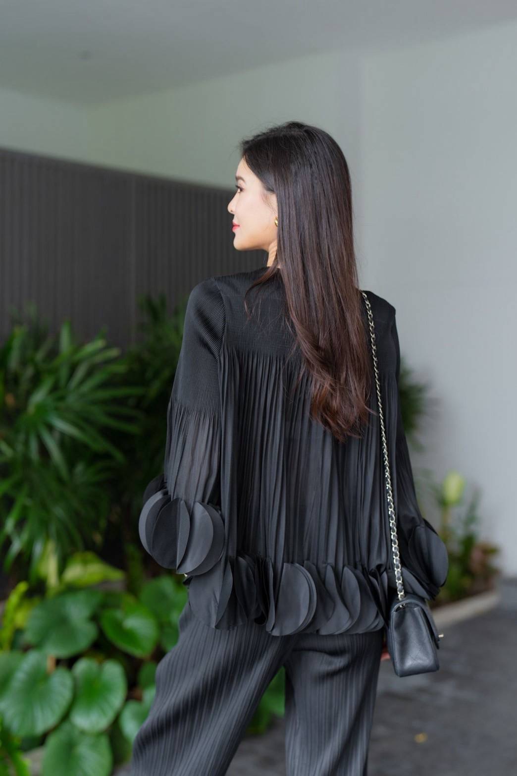 เสื้อคอกลม แขนยาว แบบมีการแต่งระบาย ด้วยการตัด เลเซอร์คัตวงกลมมาซ้อนเรียง ด้วยความประณีต ทำให้ขึ้นพุ่มทรงอย่าง สวยงาม ใส่สบาย : สินค้าคุณภาพ (พร้อมส่ง)