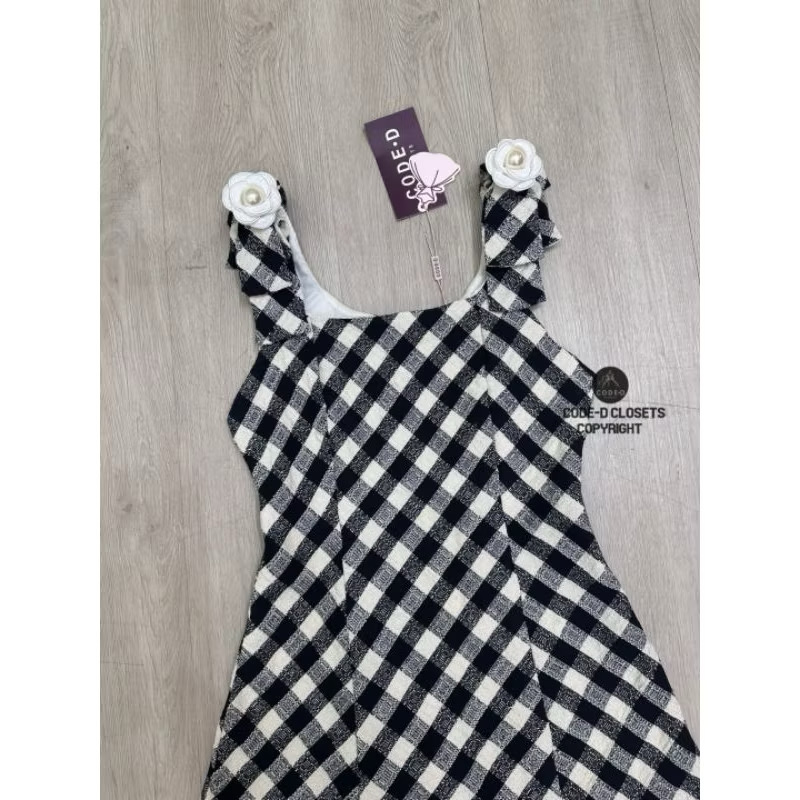 มินิเดรสเนื้อผ้าลายสก๊อตสีดำขาวผ้าทอ ทวีตดีไซน์สายเดี่ยวช่วงบ่าแต่งโบว์ใหญ่/เข็มกลัด ดอกไม้สีขาว ใส่สบาย : สินค้าคุณภาพ (พร้อมส่ง)