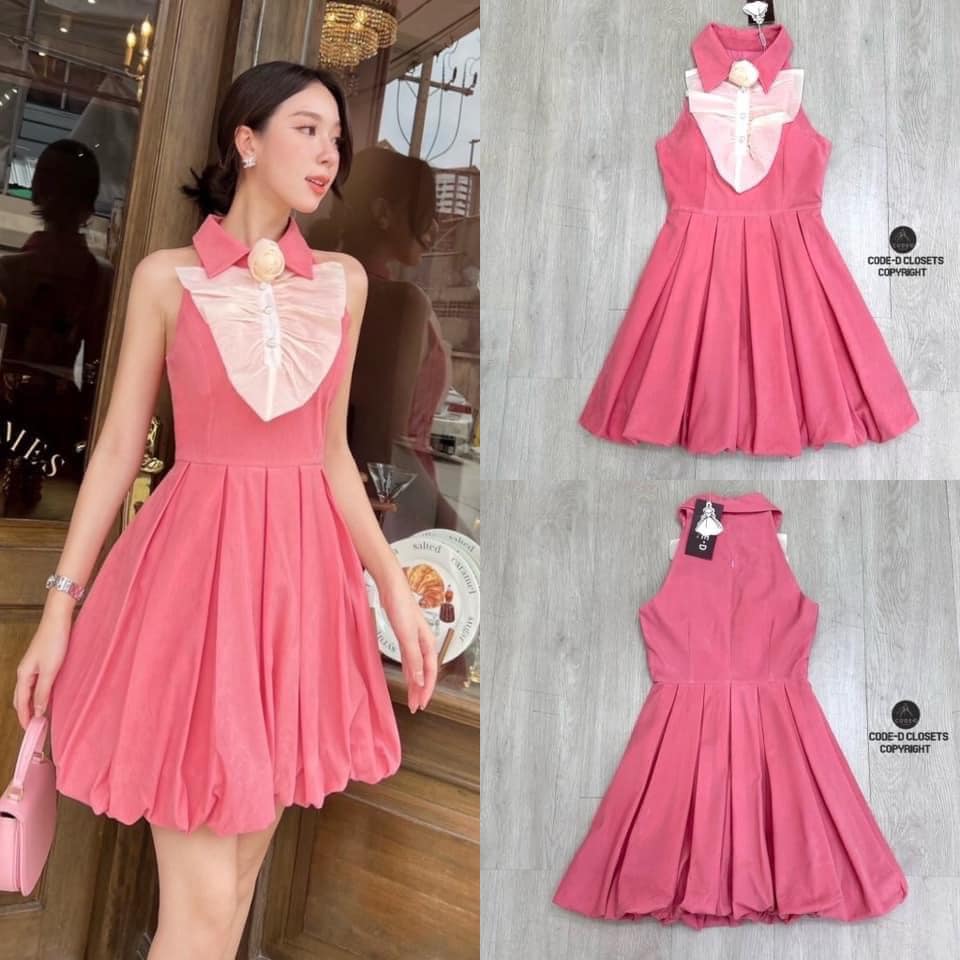 มินิเดรสสีชมพู ผ้ากำมะหยี่ ดีไซน์คอปกแขนกุดช่วงอกด้านหน้าแต่งอก ระบายสีครีมผ้าชีฟอง และมีเข็มดอกกุหลาบ ใส่สบาย สินค้าคุณภาพ (พร้อมส่ง)