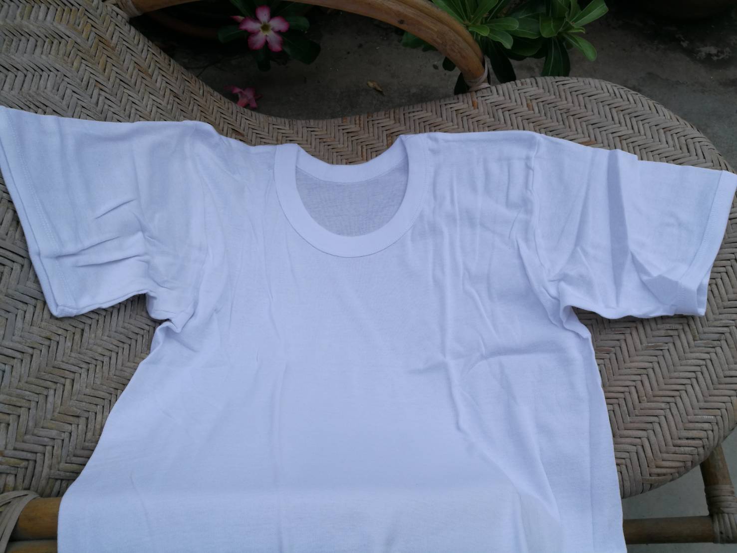 เสื้อยืดแขนสั้น สีขาวคอกลม อก40-50