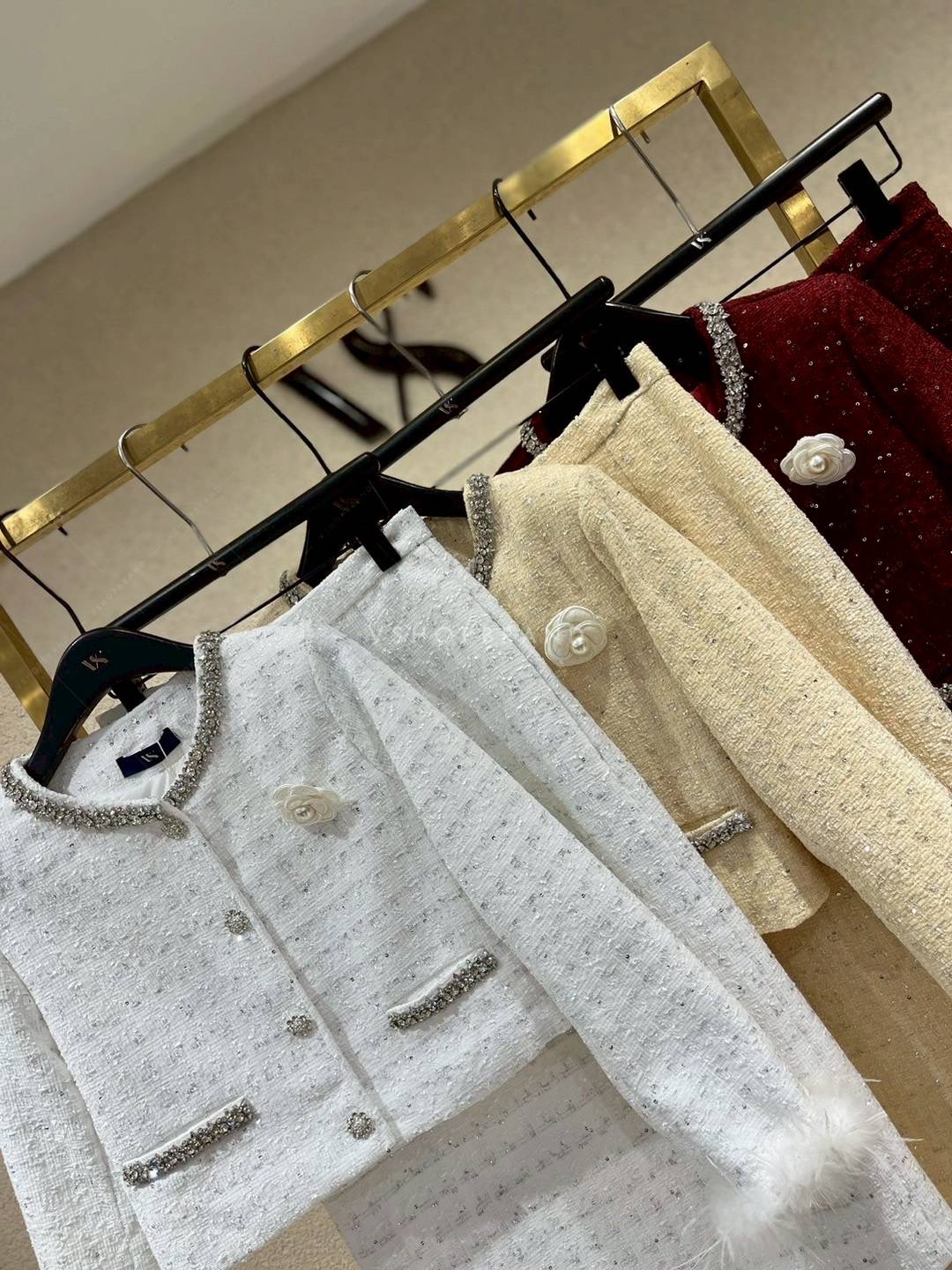 Set เสื้อผ้าทวิตทอเลื่อม + กระโปรงยาว ผ่าหลัง + ขนนก + เข็มกลัด ใส่สบาย : สินค้าคุณภาพ (พร้อมส่ง)