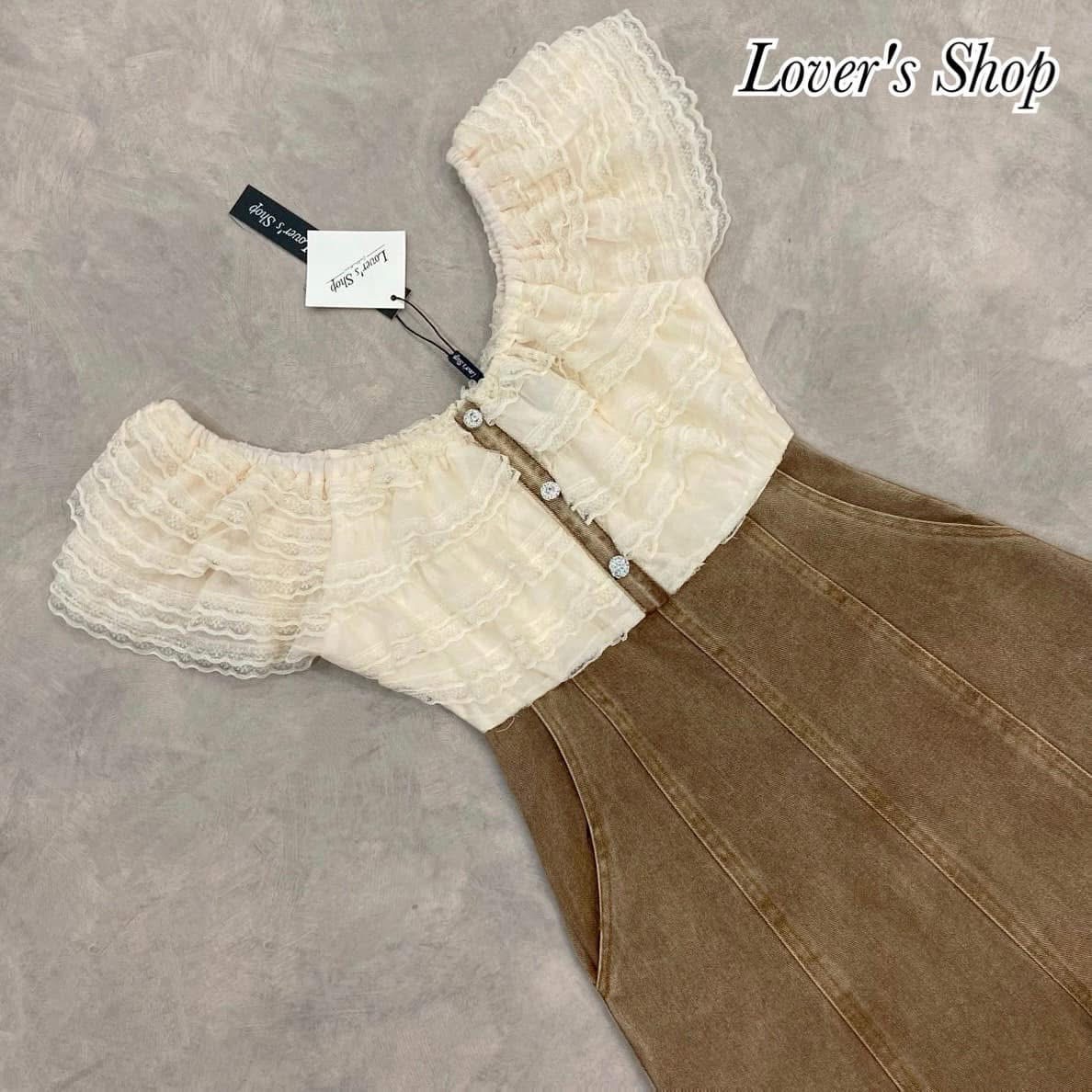 จั้มสูทยีนส์เสื้อลูกไม้ ทรงน่ารักดีเทลช่วงเสื้อใช้ผ้าลูกไม้เย็บระบายแต่งกระดุมเพชรช่วงกางเกงเป็นทรงเอวสูง ใส่แล้วแลดูขายาวหุ่นดี ทรงขากระบอกกลาง ใส่สบาย : สินค้าคุณภาพ (พร้อมส่ง)