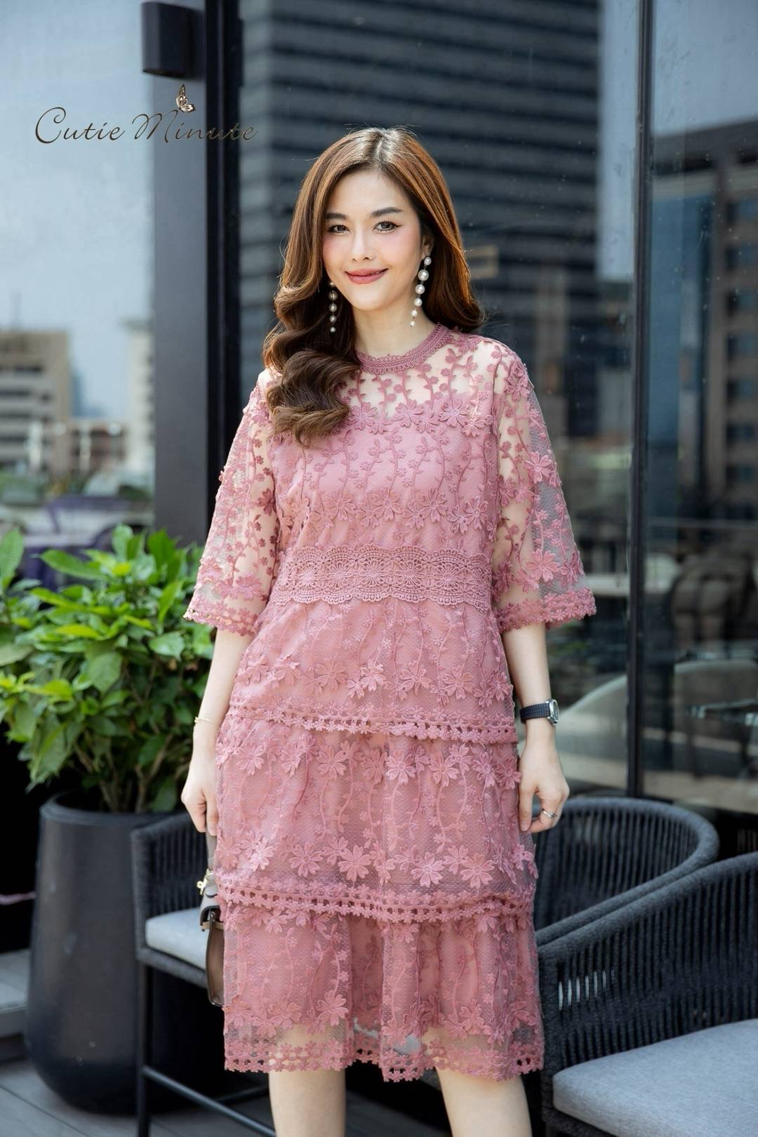 เดรสลูกไม้ผ้าออแกนซ่า ทำระบายเป็นชั้นๆ เดรสมีซับในทั้งตัว ซิปซ่อนด้านหลังง่ายต่อการสวมใส่ ใส่สบาย : สินค้าคุณภาพ (พร้อมส่ง)