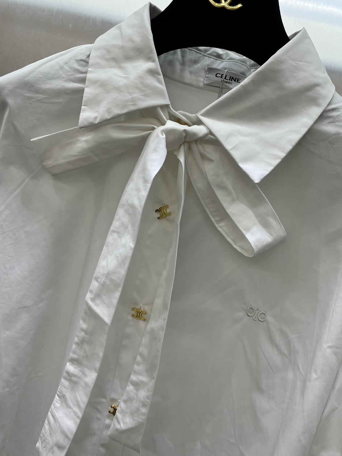 เสื้อเชิ๊ต CELINE งานสวย ผ้าดึมาก แต่งโบว์คอ กระดุมหน้าสีทอง งานสวยเกรดไฮเอ็น : สินค้าคุณภาพ (พร้อมส่ง)