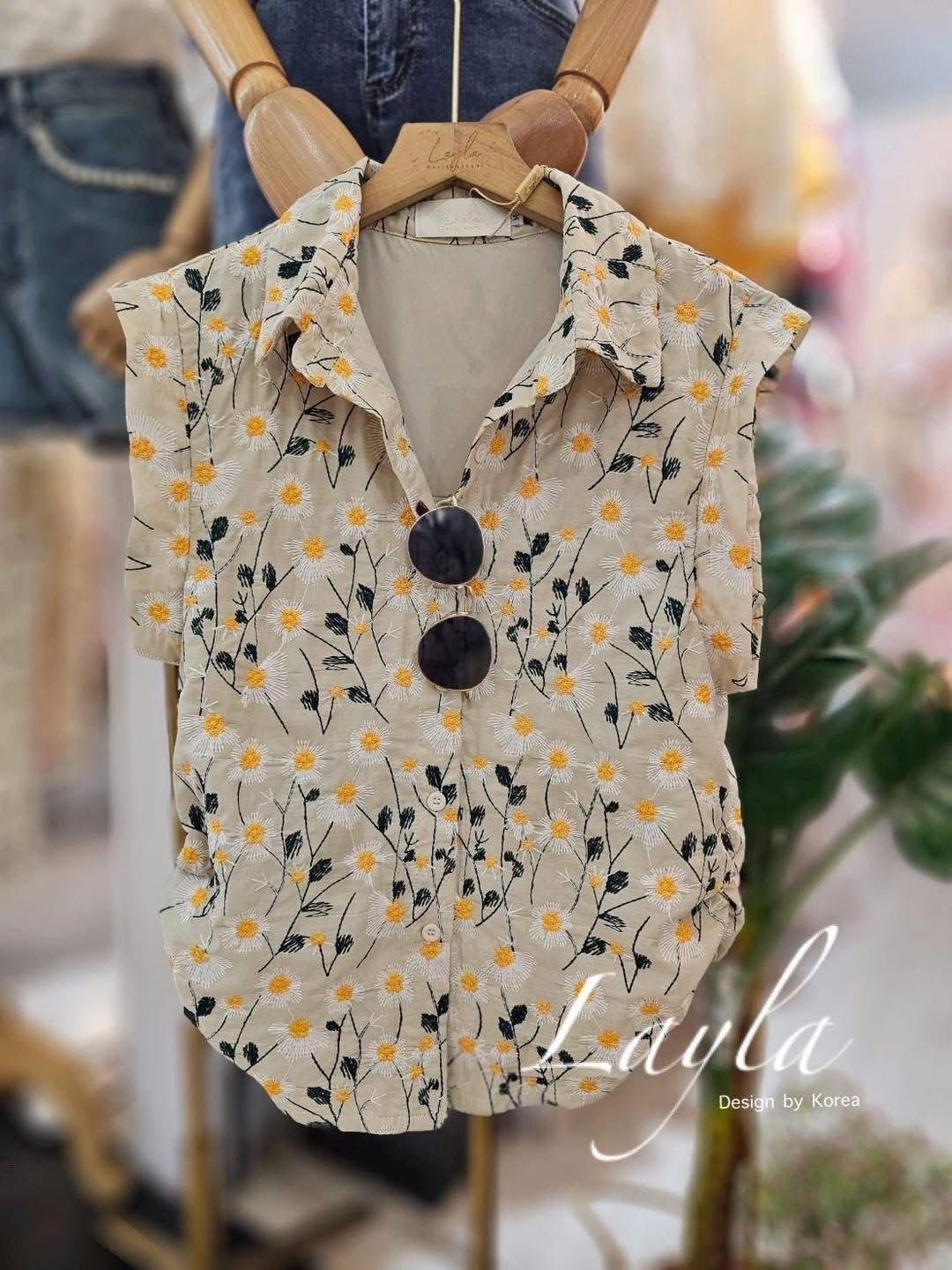 เสื้อเชิ้ตปักดอกเดซี่แขนกุดเบิ้ลแขนเก๋ ดีเทลเย็บสม็อคด้านข้างเข้าเอว งานมีซับในตัวอย่างดี ใส่สบาย : สินค้าคุณภาพ (พร้อมส่ง)