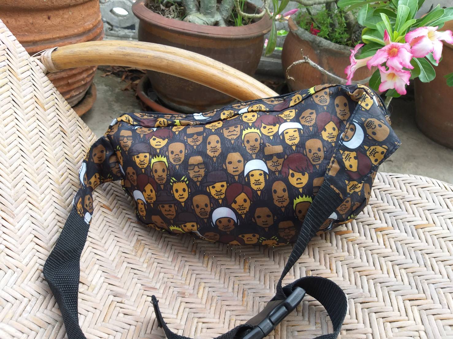 กระเป๋าคาดเอวลายเก๋ ลายหน้าคน (ของใหม่)