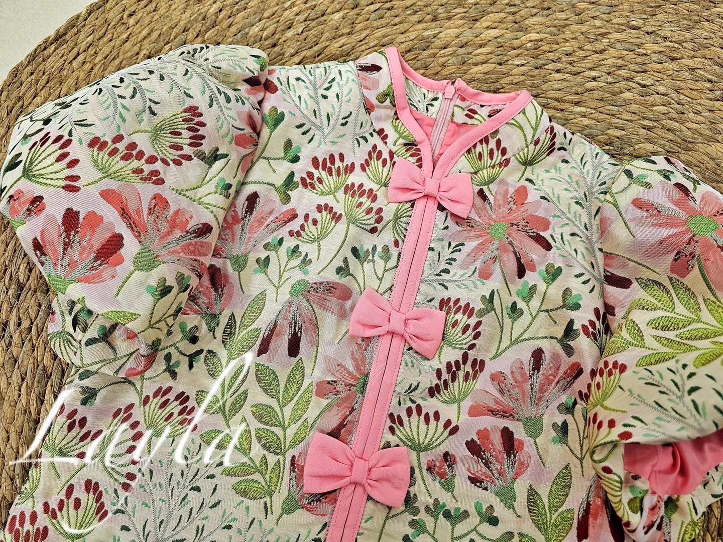 เสื้อกี่เพ้าผ้าทอลายดอกไม้สวยๆ เนื้อผ้าดีมาก เป็นทรงสวย ทรงเข้ารูปน่ารัก กุ้นขอบสีชมพู แต่งโบว์น่ารักๆ ใส่สบาย : สินค้าคุณภาพ (พร้อมส่ง)