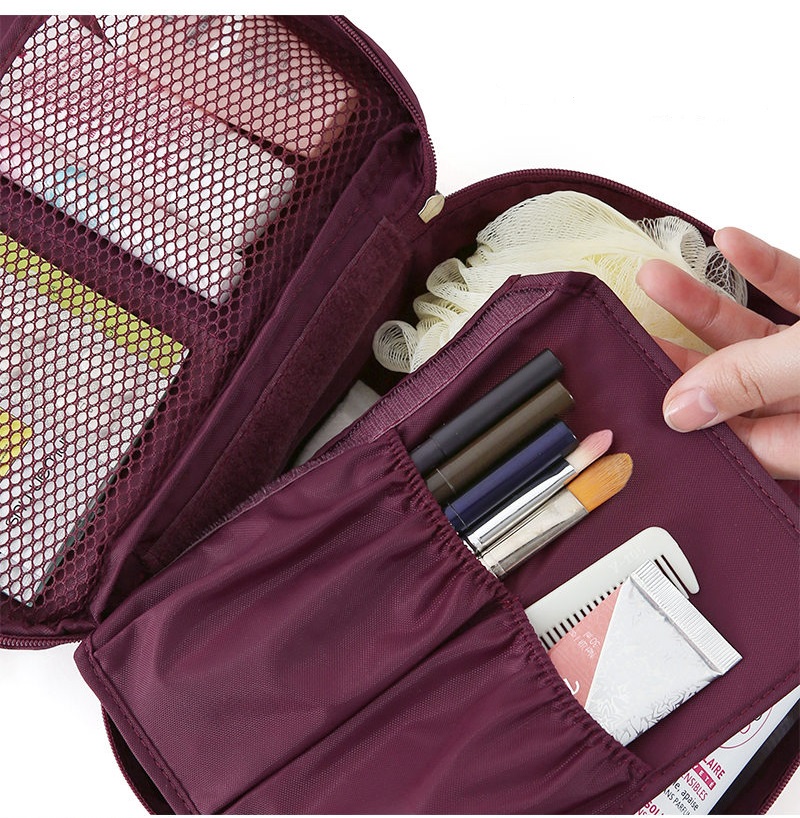 กระเป๋าอเนกประสงค์พกพาสะดวก สำหรับใส่อุปกรณ์เครื่องสำอาง อุปกรณ์ห้องน้ำ หรือสิ่งของจำเป็นอื่นเพื่อการเดินทาง ทำจากไนล่อนกันน้ำคุณภาพดี