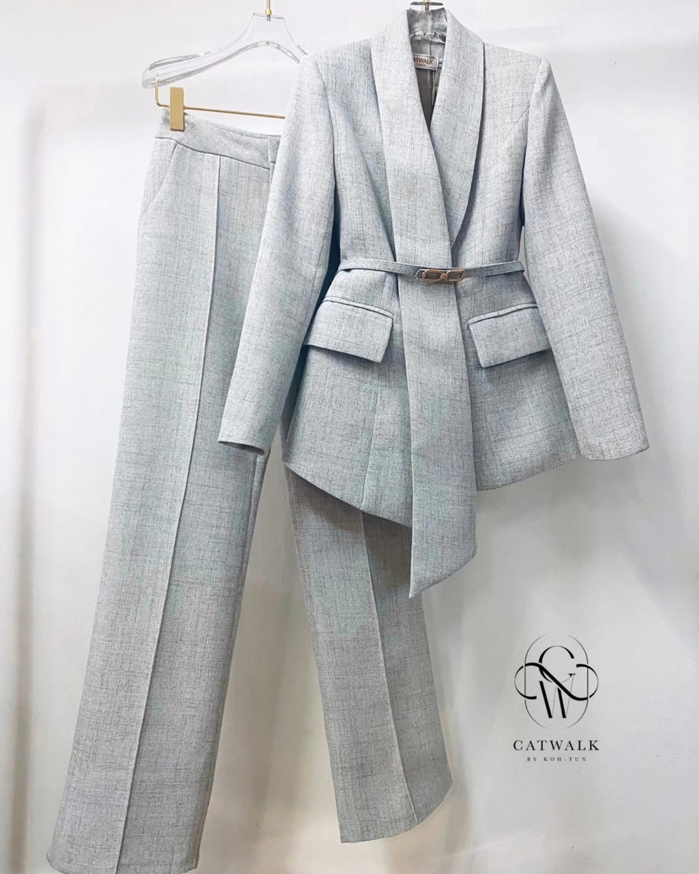 Set BLAZER เกรดพรีเมี่ยม เนื้อผ้าเกรดเอ ผ้าสั่งทอลายในตัว สวย ดูคลาสสิกมาก ตัวBLAZER เป็นทรงเข้ารูป ช่วงปกดีไซน์ออกมาดูเก๋สุดๆ มีเข็มขัดหัวทองคาด+กางเกงทรงขากระบอก ใส่สบาย : สินค้าคุณภาพ(พร้อมส่ง)