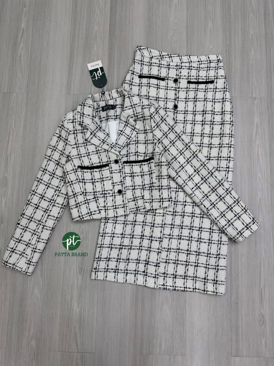 Set 2 ชิ้น เนื้อผ้าทวีตลายตารางขาวดำ ตัวเสื้อทรงพอดีตัว ดีเทลคอปกแขนยาวมีกระดุมหน้าใช้งานได้จริง และช่วงอกแต่งกระเป๋า2ข้าง ล้วงได้เก๋ๆ มาพร้อมกับกระโปรงยาวทรงตรงเนื้อผ้าเดียวกัน ใส่สบาย : สินค้าคุณภาพ (พร้อมส่ง)
