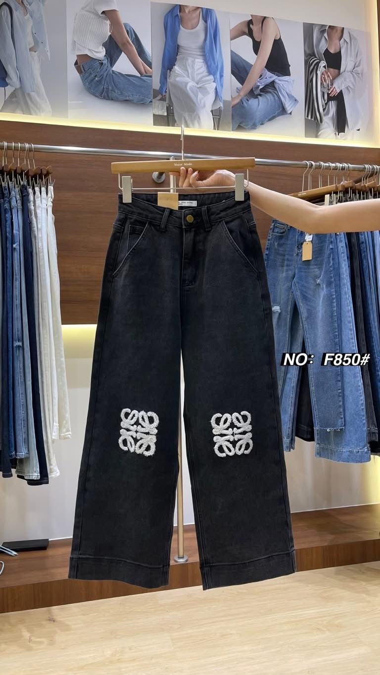 กางเกงยีนส์ขา9ส่วน ทรงมาใหม่คะ ทรงนี้ปีนี้มาแรงมากค่ะ ปลายขาเย็บ ปลายขากว้าง เก๋มากๆ logo เอวสูง เนื้อผ้ายืดหยุ่นเก็บทรง ใส่ดูเพรียวมาก（ผ้ายืด) ใส่สบาย : สินค้าคุณภาพ (พร้อมส่ง)