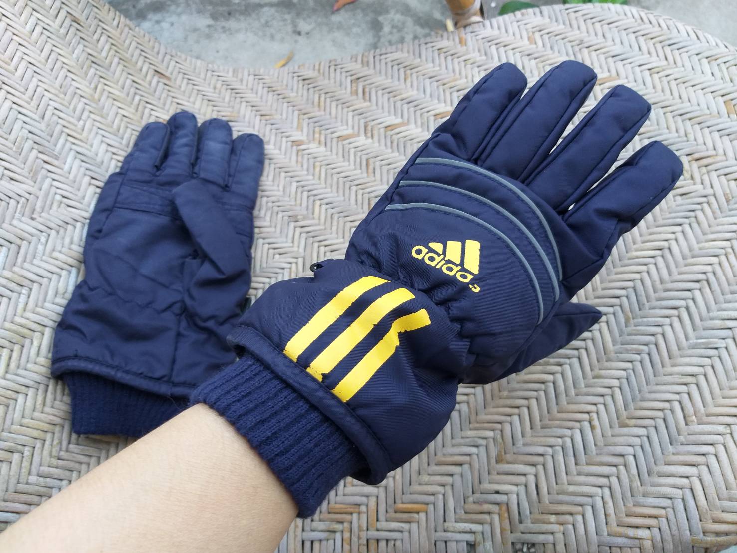 ถุงมือชาย แนวสปอร์ต adidas อย่างเท่