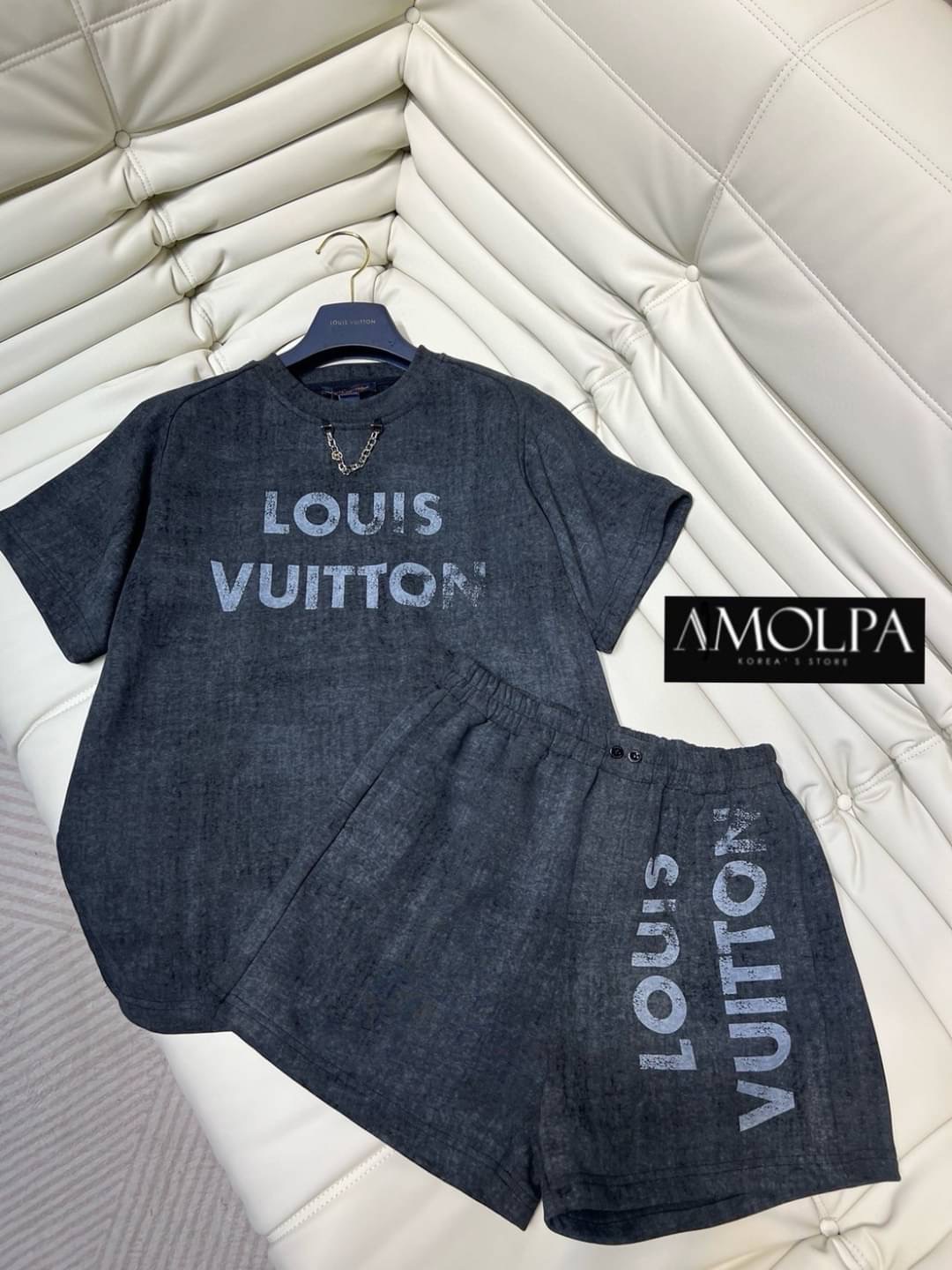 SET LV งานใหม่ 2024SS ตัวเสื้อเป็นซิปหน้า งานสวยม๊ากกก มาพร้อม กางเกงขาสั้น ใส่เข้ากันลงตัว งานน่ารักมาก ใส่สบาย สินค้าคุณภาพ (พร้อมส่ง)