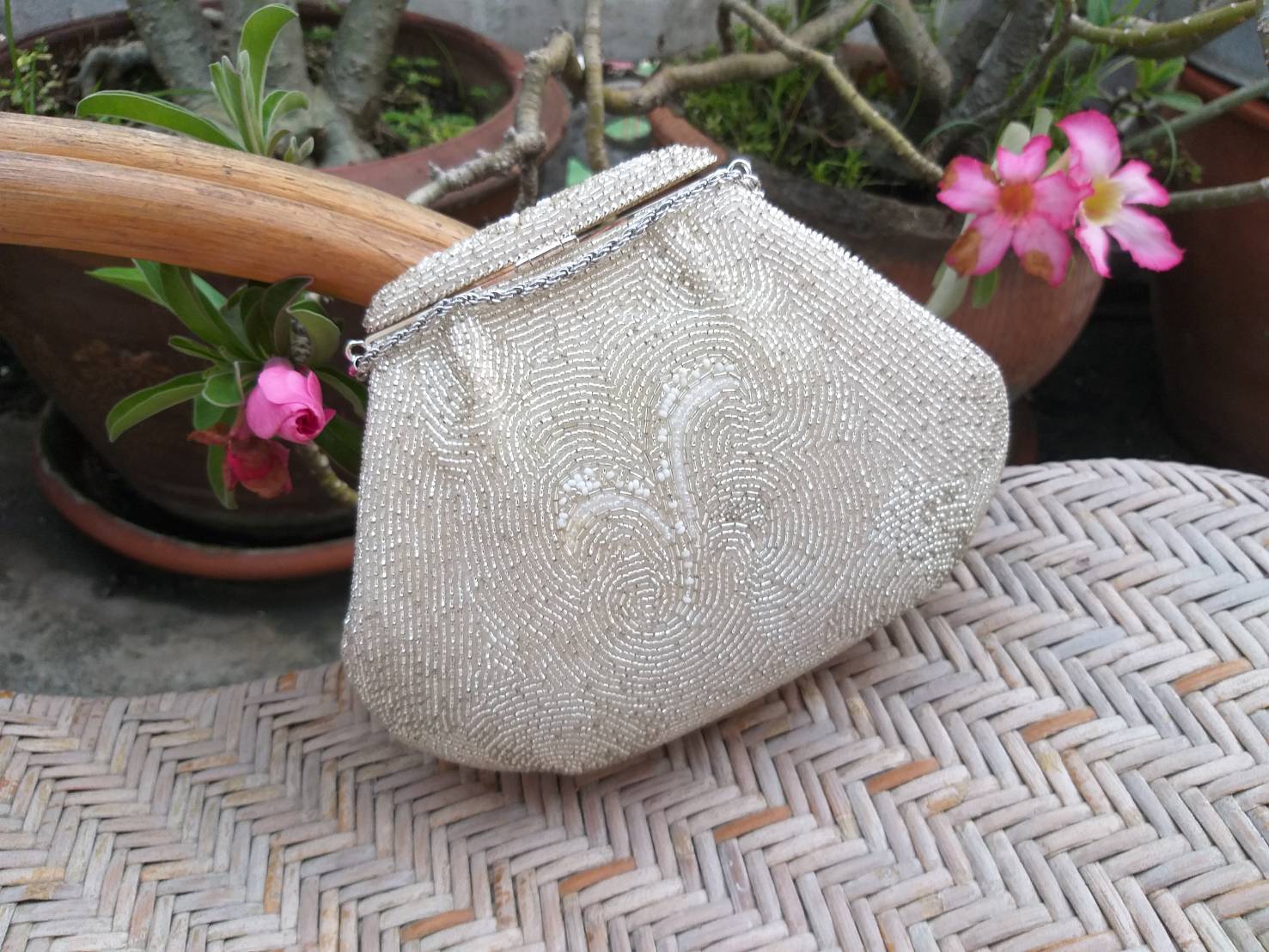 กระเป๋าออกงาน ปักเลื่อม แถมกระจก CC (ของใหม่)