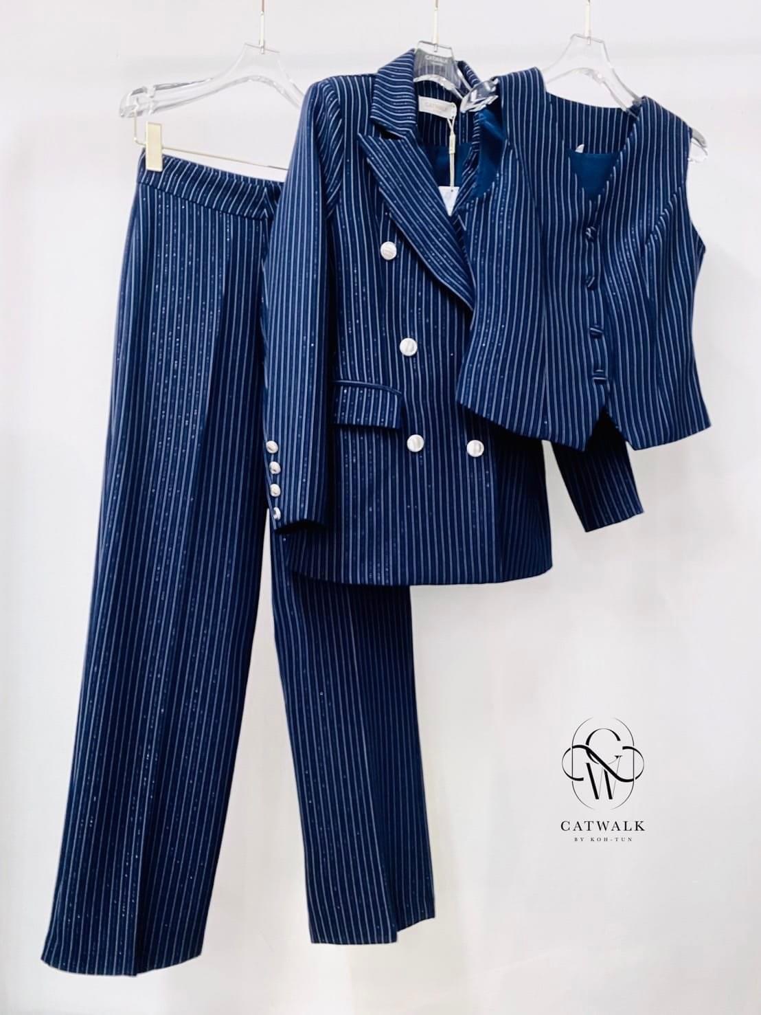 BLAZER 3 ชิ้น ตัว BLAZER เป็นทรงเข้ารูป+ เสื้อ Vest ทรงเข้ารูปคอวี + กางเกงทรงขากระบอกตรง เนื้อผ้าทอลายในตัว เกรด hiend เนื้อผ้าสวยมาก ใส่สบาย : สินค้าคุณภาพ (พร้อมส่ง)