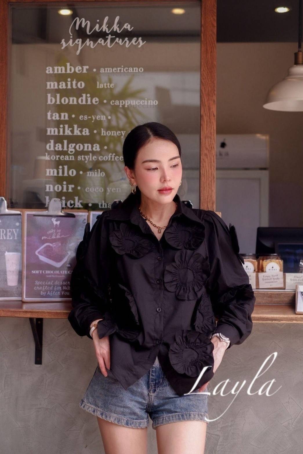 เสื้อเชิ้ตทรงสวยแต่งดอกไม้ 3d งานสวย แบบตะโกน ทรงโอเว่อไซส์นิดๆ ดีเทลสวย งานเย็บอย่างดี : สินค้าคุณภาพ (พร้อมส่ง)