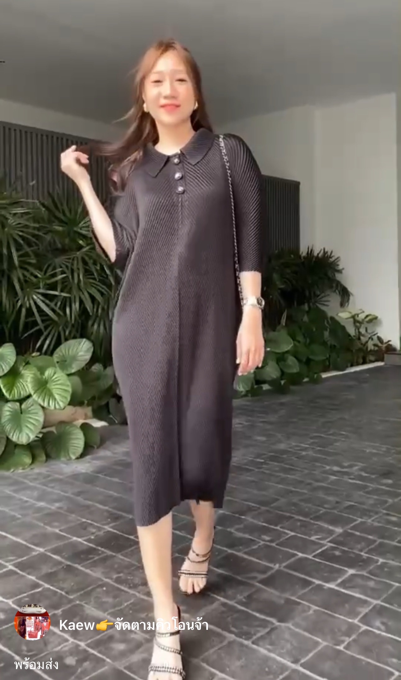 เดรสพลีท คอปก ทรงแขน 4 ส่วน แต่งกระดุมสีทองช่วงคอปก เพิ่มความ แกรม ⚜️⚜️ความยาวกำลังดี อัดพลีทลายเกลียวเชือก 🥨 ใส่สบาย : สินค้าคุณภาพ (พร้อมส่ง)