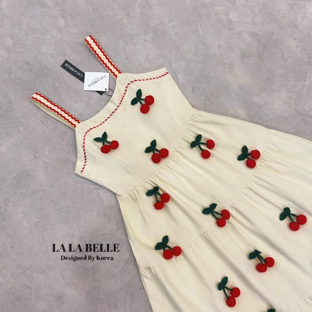 แม็กซี่เดรส ผ้าลินินอัดกาวทั้งชุดทรงสายเดี่ยวอกเสริมฟองน้ำแน่นๆสีโทรครีมเอวเข้ารูปกระโปรงระบายชั้นแต่งขอบสายและช่วงอกด้วยขอบสีแดงมาพร้อมแต่งเชอร์รี่ถักสามดีทั้งชุดเย็บแน่นๆมีซับในอัดกาวอย่างดี ใส่สบาย : สินค้าคุณภาพ (พร้อมส่ง)