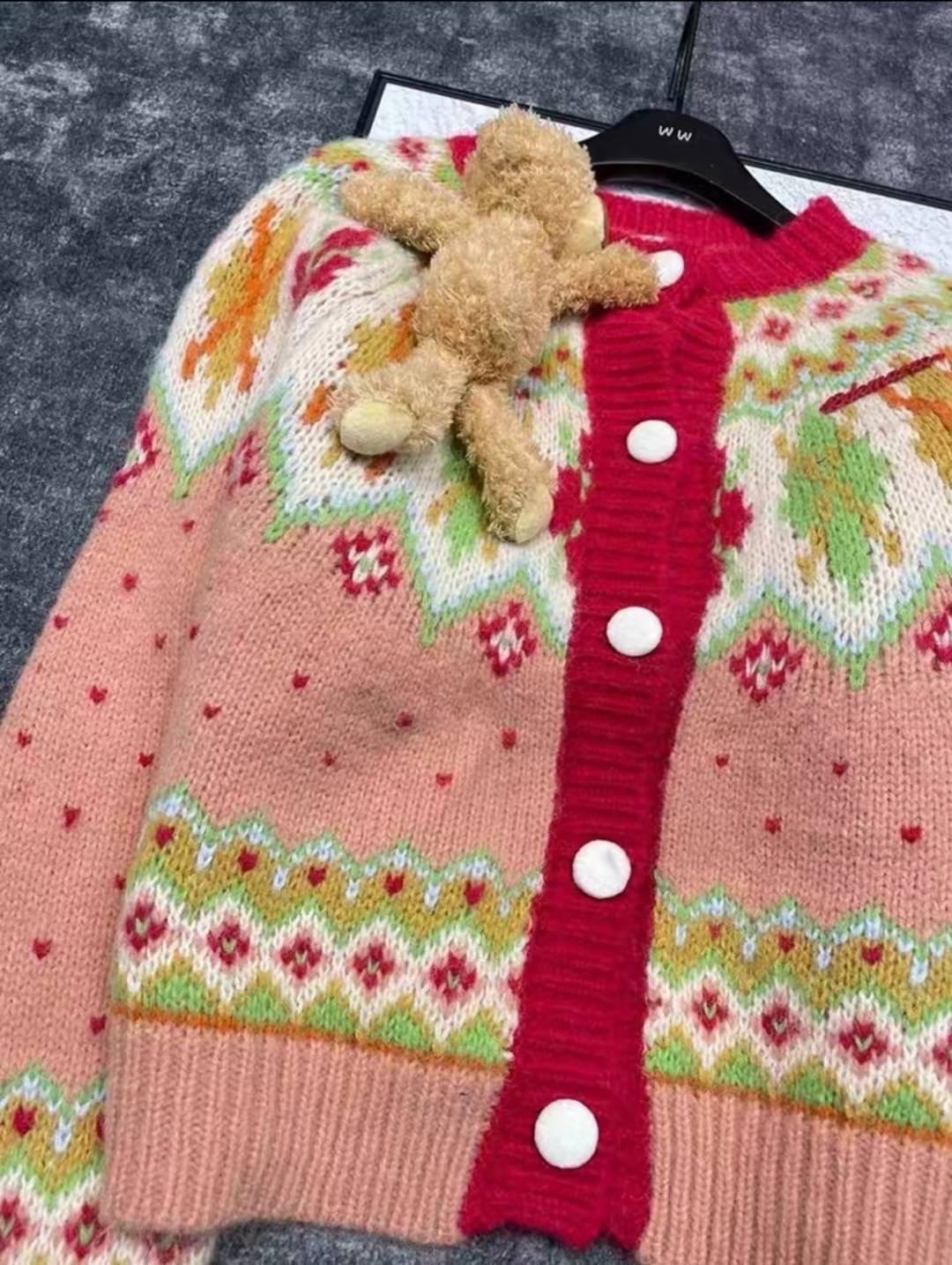 เสื้อคลุมไหมพรมสีชมพูขอบแดงถักลาย +เข็มขัดตุ๊กตาหมีลุคคุณหนูน่ารักมาก ใส่สบาย : สินค้าคุณภาพ (พร้อมส่ง)