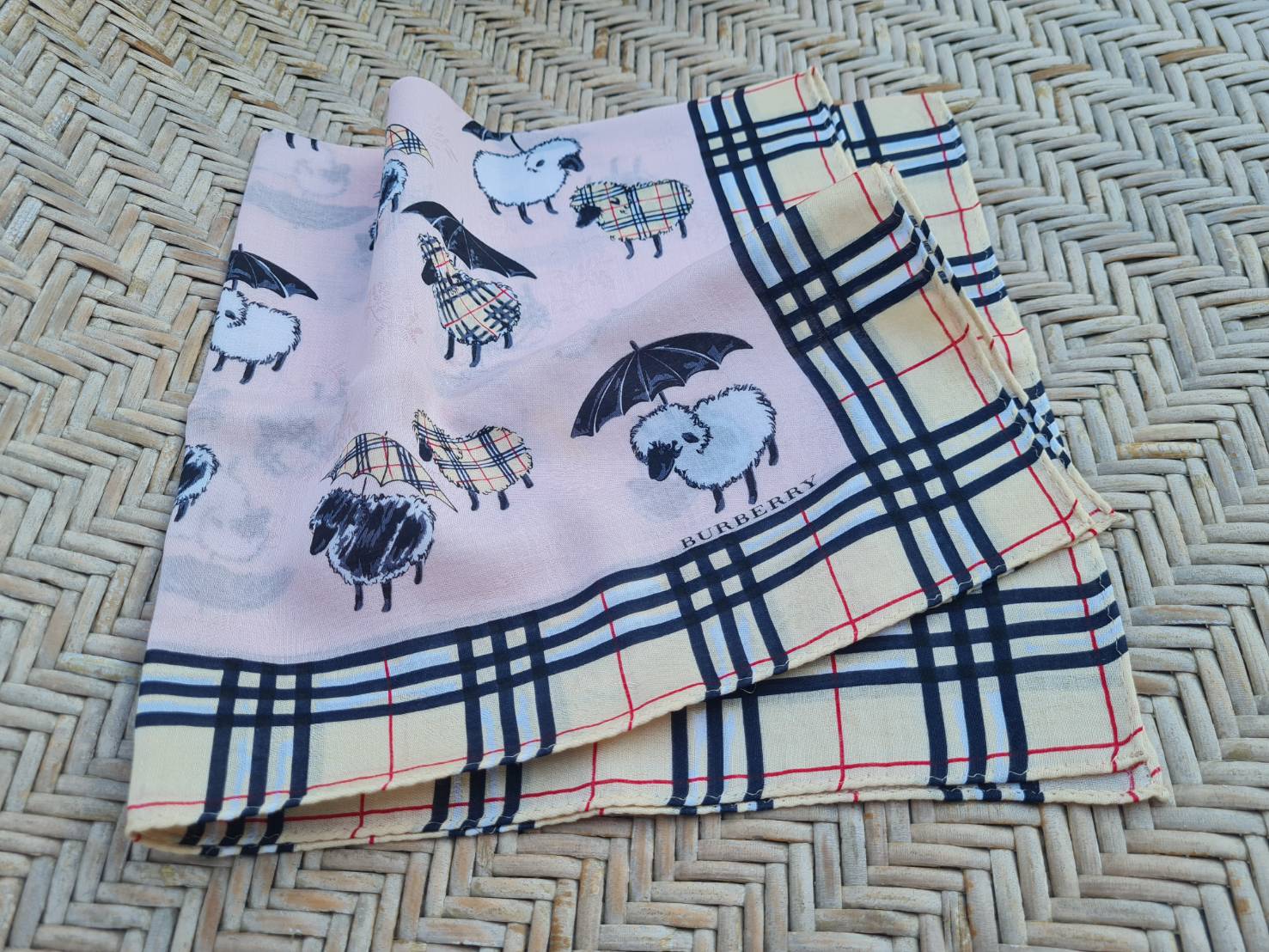 ผ้าเช็ดหน้าแบรนด์เนม BURBERRY