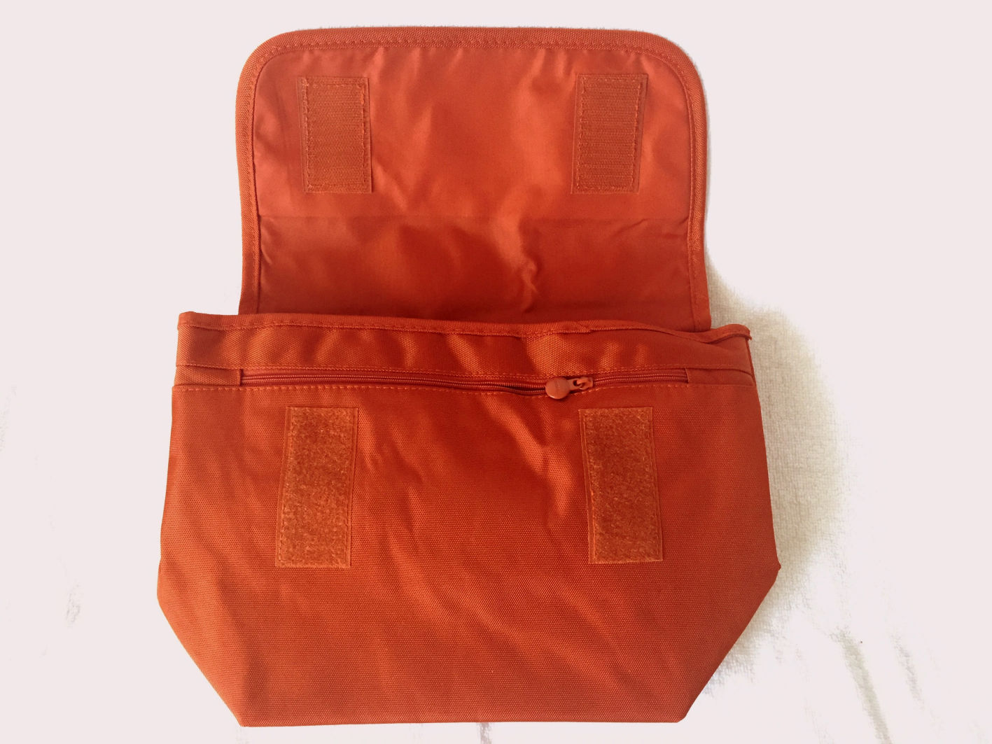 DINIWELL 2 Way MESSENGER BAG เป็นได้ทั้งสะพายข้าง-ไหล่ และสะพายหลัง ขนาดใหญ่ ใส่ได้ทั้งทำงาน ท่องเที่ยว ช่องเยอะ น้ำหนักเบา ผลิตจากไนล่อนคุณภาพสูง กันน้ำ มี 4 สีให้เลือก