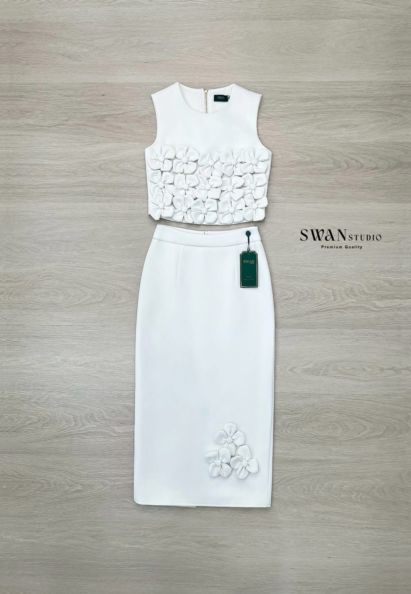 Set 2 ชิ้น เสื้อแขนกุดตกแต่งดอกไม้สามมิติแน่นช่วงอกอย่างประณีตเพิ่มความหวานละมุนตา มากับกระโปรงสอบยาว ตกแต่งดอกไม้ช่วงปลายกระโปรงรับกันอย่างลงตัว ใส่สบาย : สินค้าคุณภาพ (พร้อมส่ง)