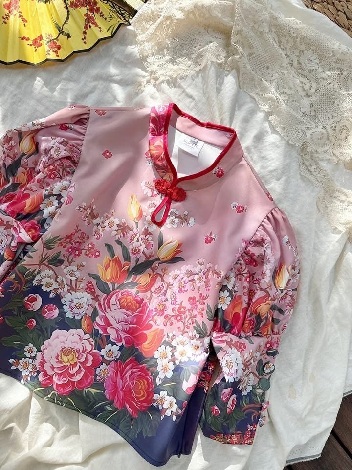 เสื้อคอจีนรุ่นนี้ ลายผ้าคือที่สุดของความน่ารัก ทรงเสื้อแขนพอง คอทำหยดน้ำติดกระดุม งานคือสวยมาก สวยทั้งสามลาย ใส่สบาย : สินค้าคุณภาพ (พร้อมส่ง)