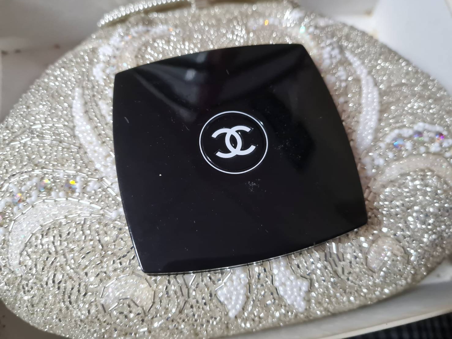 กระเป๋าออกงาน ปักเลื่อม แถมกระจก CC (ของใหม่)