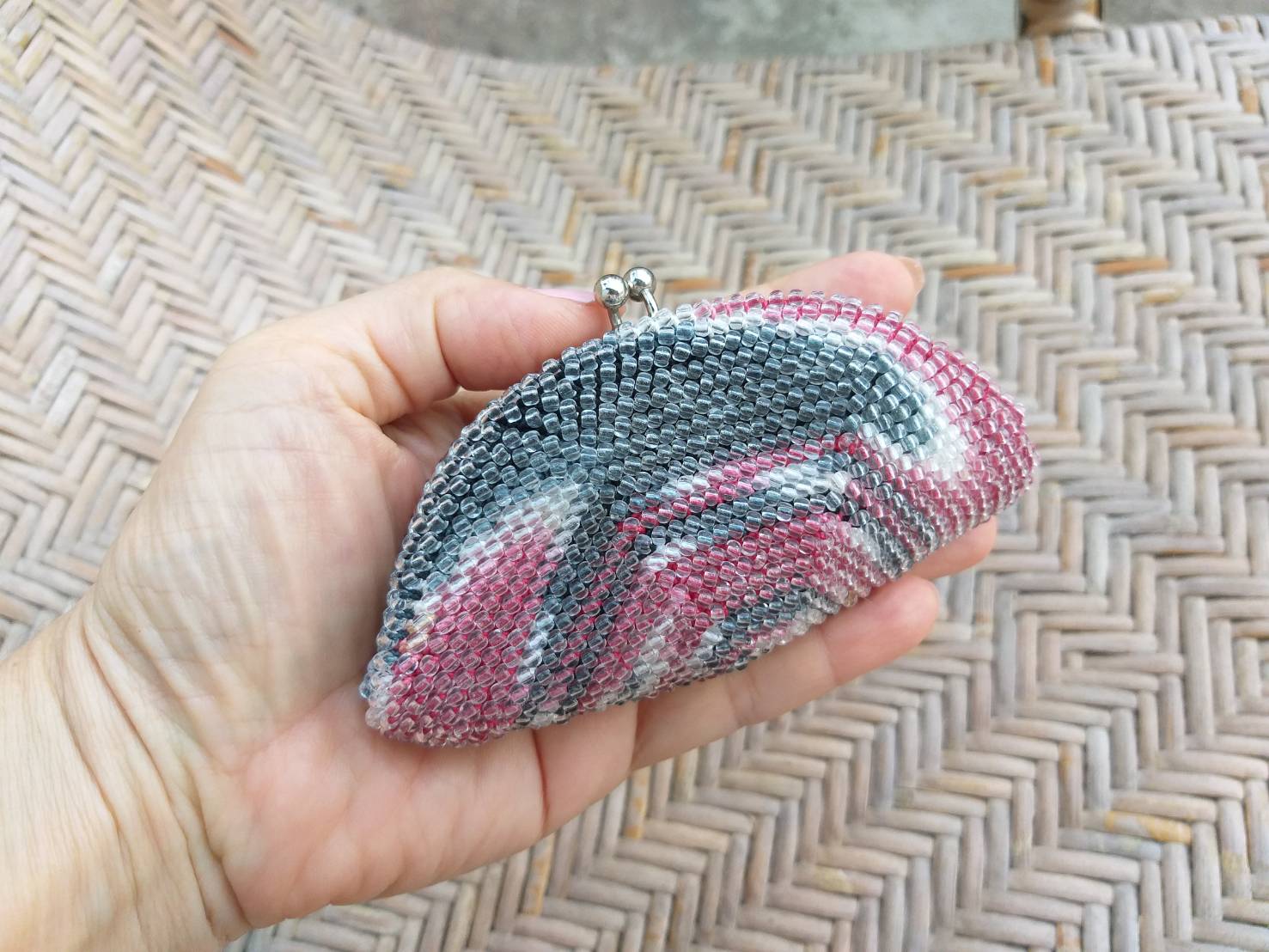 กระเป๋าใส่เหรียญ ไหมถักร้อยลูกปัด handmade สวยมาก (ของใหม่)