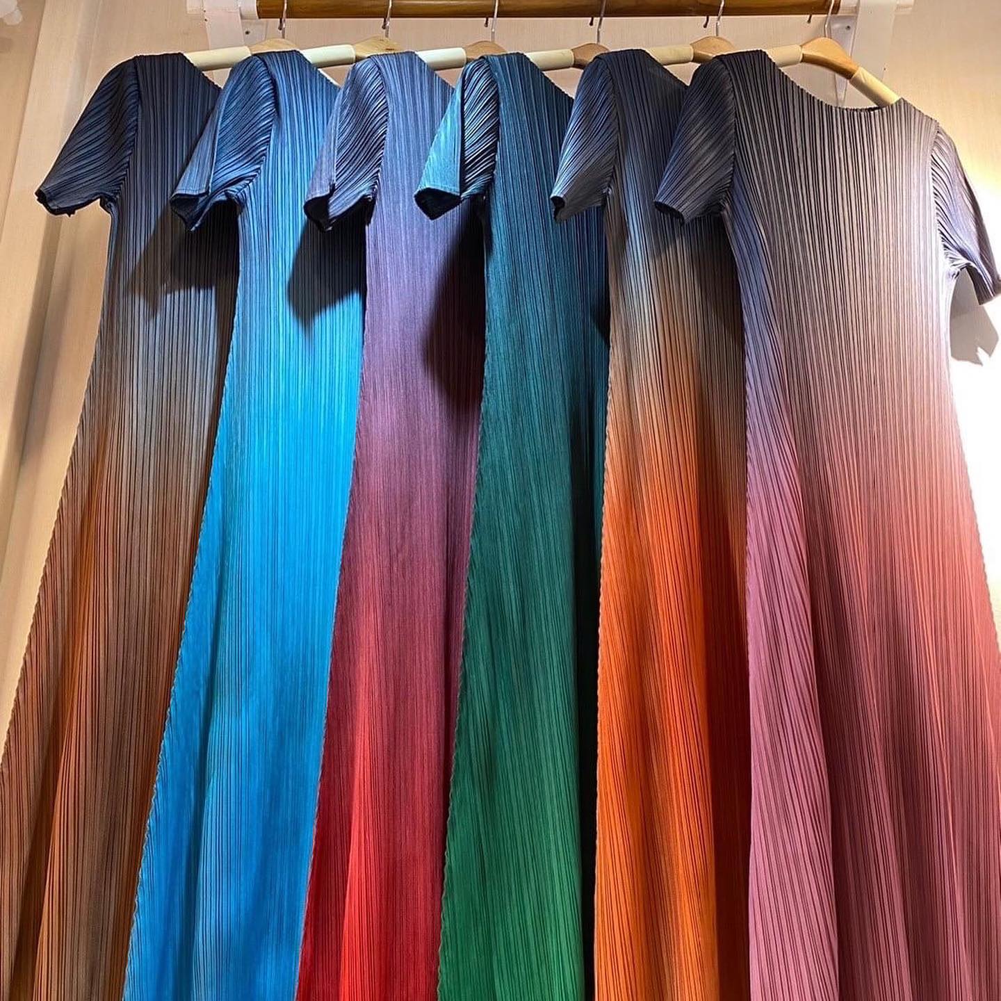 ชุดเดรส อัดพลีทแบบงานแบรนด์ ทรงคอกลม แขนสั้น แพตเทิร์นโค้งเคิร์ฟ เข้าเอว ให้ลุค สวย เรียบหรู . สินค้าคุณภาพ (พร้อมส่ง)