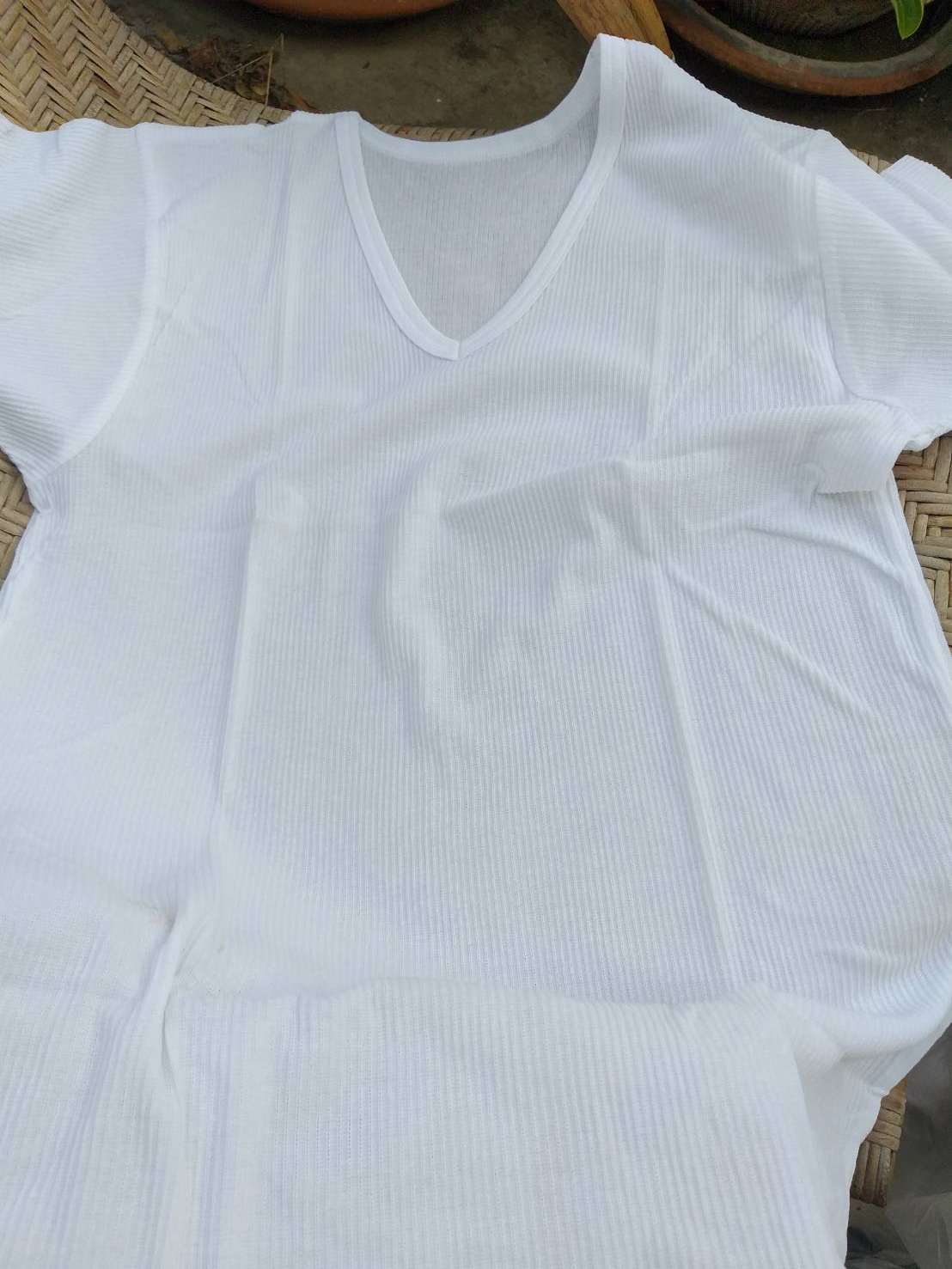 เสื้อยืดแขนสั้นชาย สีขาวคอแหลม ไซด์M