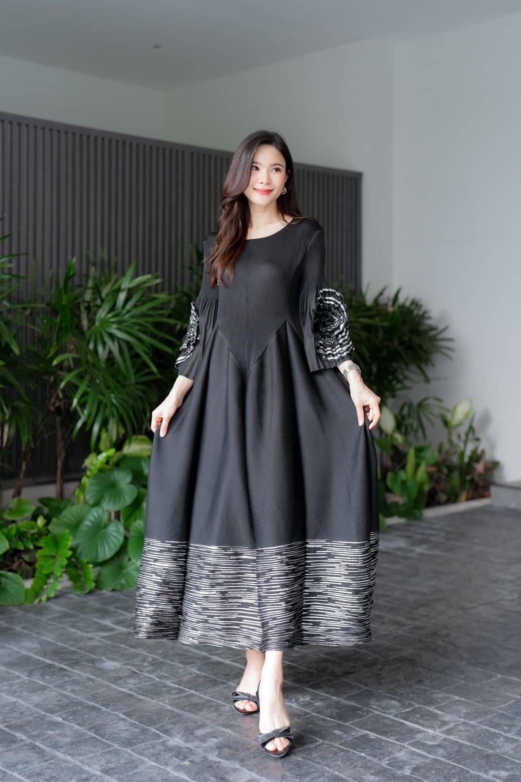 เดรสตัวยาวอัดพลีท คอกลม ทรงแขนตุ๊กตา แต่งพุ่มดอกกุหลาบชายแขน 🌹🌹เกรด Premium 👍🏻 ใส่สบาย : สินค้าคุณภาพ (พร้อมส่ง)