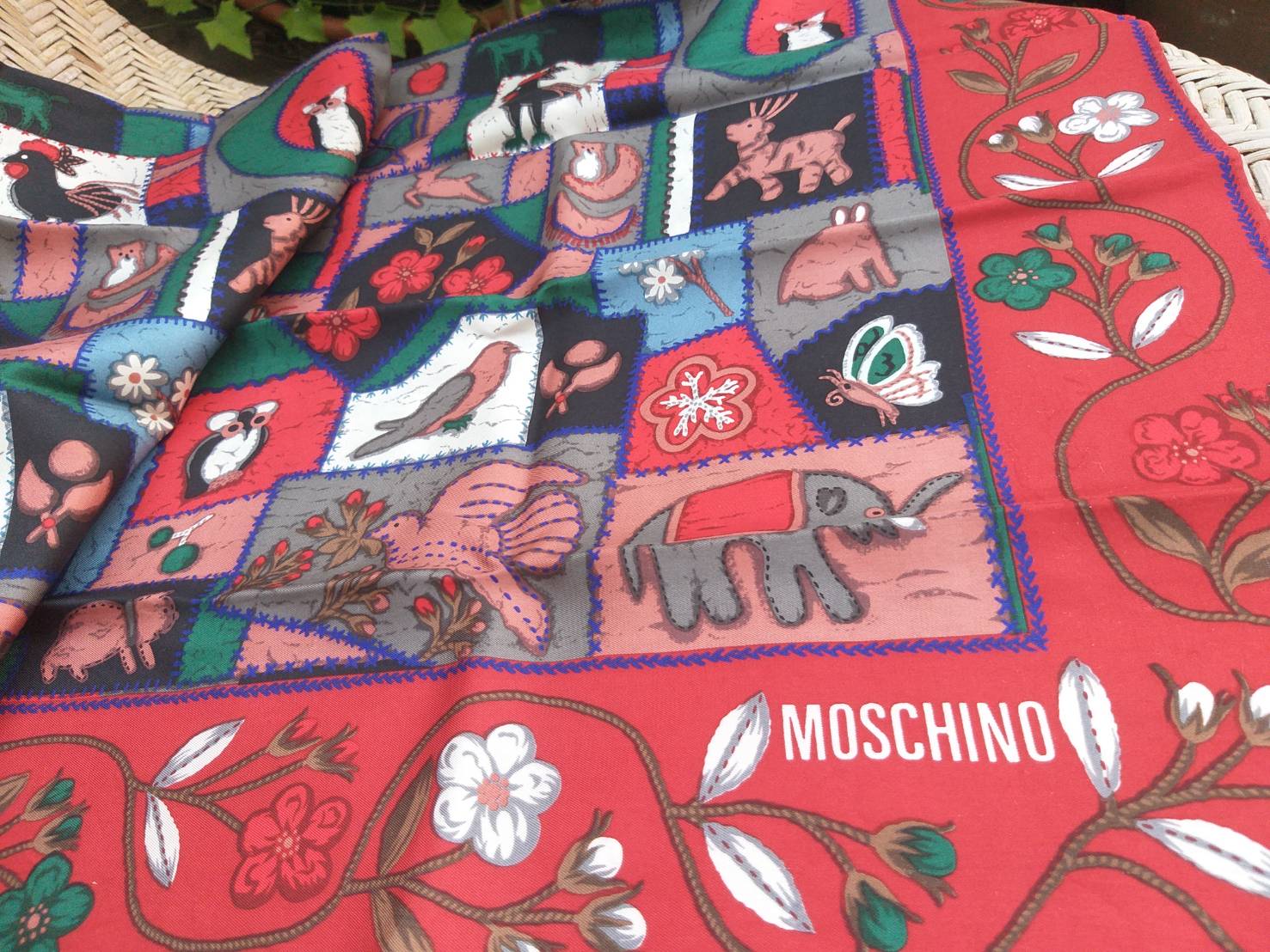 ผ้าผูกคอ ผ้าคลุมไหล่ ผ้า Silk MOSCHINO