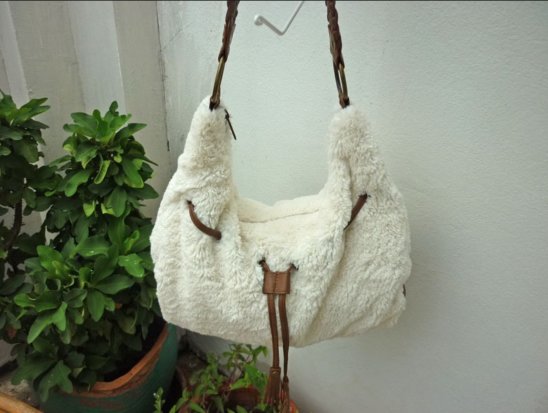 กระเป๋าสะพายขนปุยนิ่มๆ น่ารักมาก