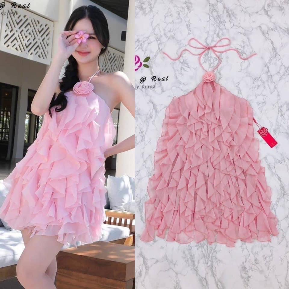 Dress :: เดรสคล้องคอตัวสวย เนื้อผ้า ชีฟองสวยพริ้ว เป็นระบายย้วยสวยทั้งตัว ช่วงอก แต่งดอกกุหลาบเก๋พร้อมสายคล้องคอสวย งาน เกรดพรีเมี่ยม : สินค้าคุณภาพ (พร้อมส่ง)