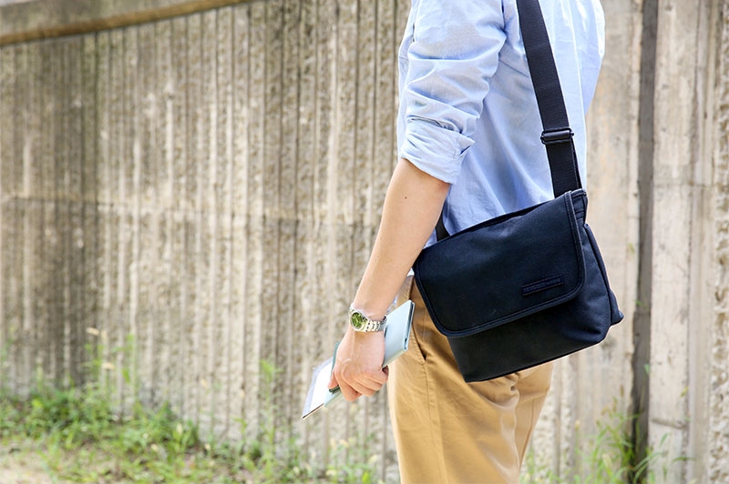DINIWELL 2 Way MESSENGER BAG เป็นได้ทั้งสะพายข้าง-ไหล่ และสะพายหลัง ขนาดใหญ่ ใส่ได้ทั้งทำงาน ท่องเที่ยว ช่องเยอะ น้ำหนักเบา ผลิตจากไนล่อนคุณภาพสูง กันน้ำ มี 4 สีให้เลือก