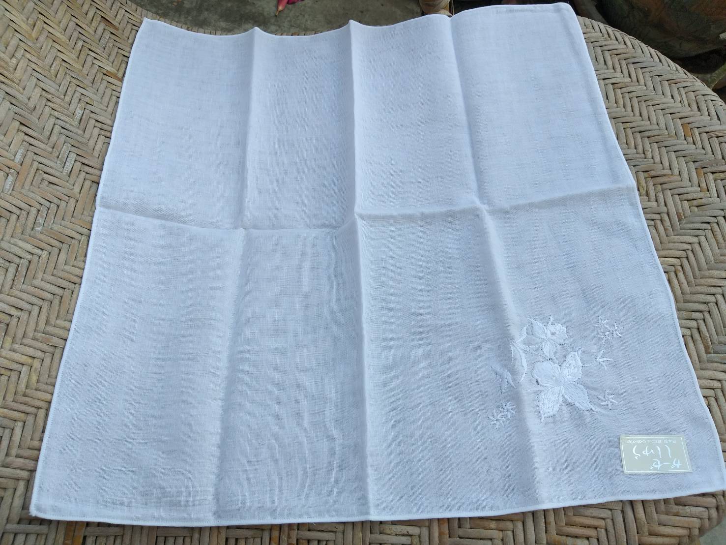 ผ้าเช็ดหน้าสีขาวปักลาย ซับผ้า 2 ชั้น