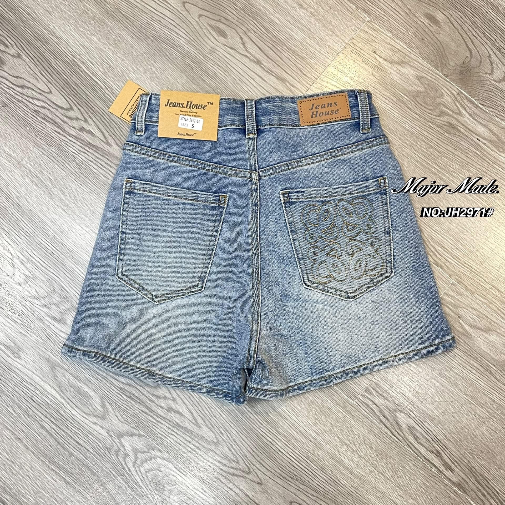 กางเกงยันส์ขาสั้น เอวสูงๆๆ ผ้ายีนส์ยืดค่า ทรงสวยมากกกก เนื้อผ้านิ่มสุดๆ สีฟอกสวยหรู เรียบๆ ดีเทลกระเป๋าหลังงานปักโลโก้น่ารักมาก ใส่สบาย : สินค้าคุณภาพ (พร้อมส่ง)