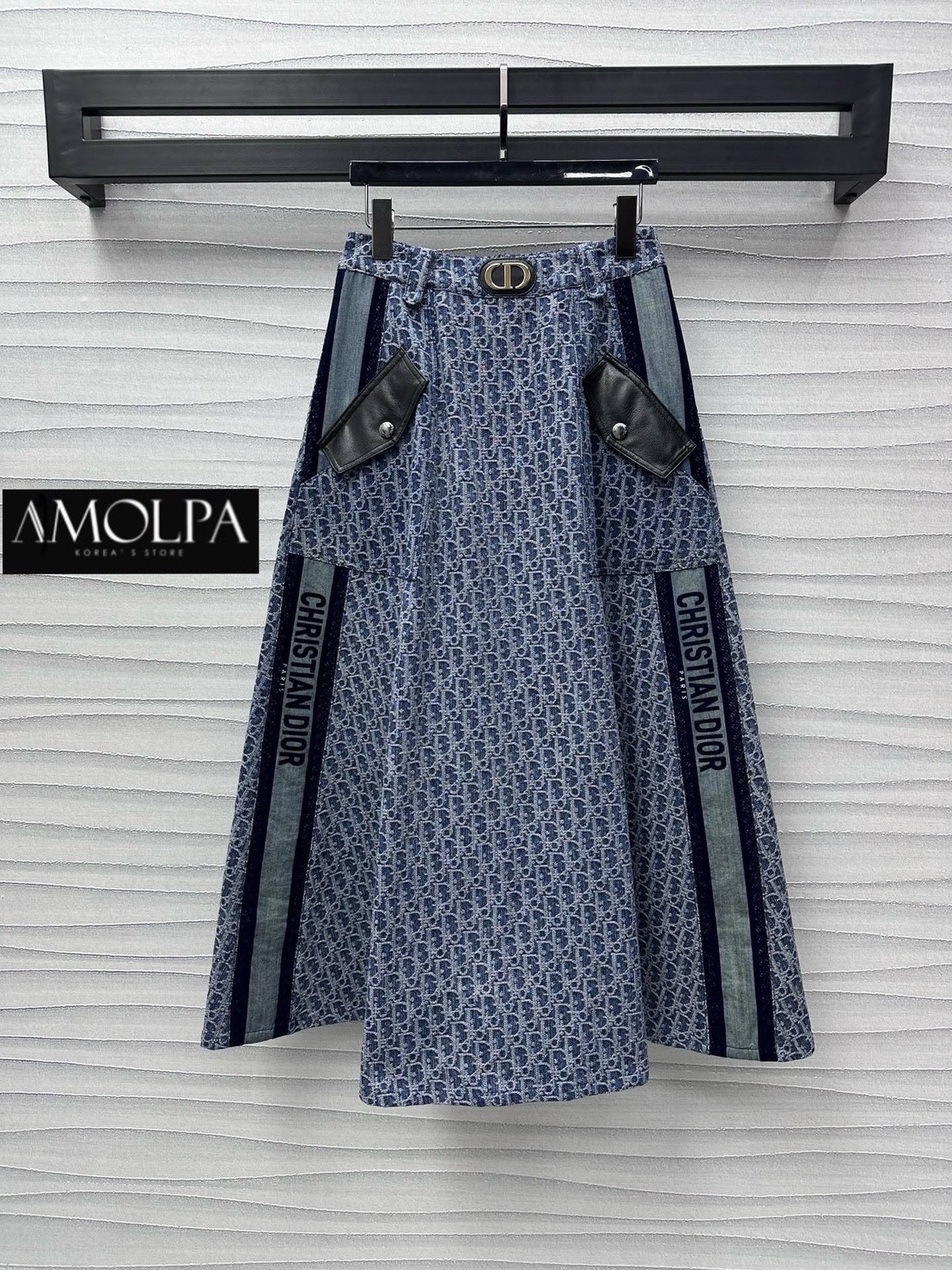 กระโปรงยาว CD DENIM แถบอักษรแต่งหนัง งานสวย เกรดขั้นเทพ งานตามภาพเลยนะคะ คุณภาพจึ้งๆ เลยค้า งานสวยยยยย ชนช๊อป ใส่สบาย : สินค้าคุณภาพ (พร้อมส่ง)