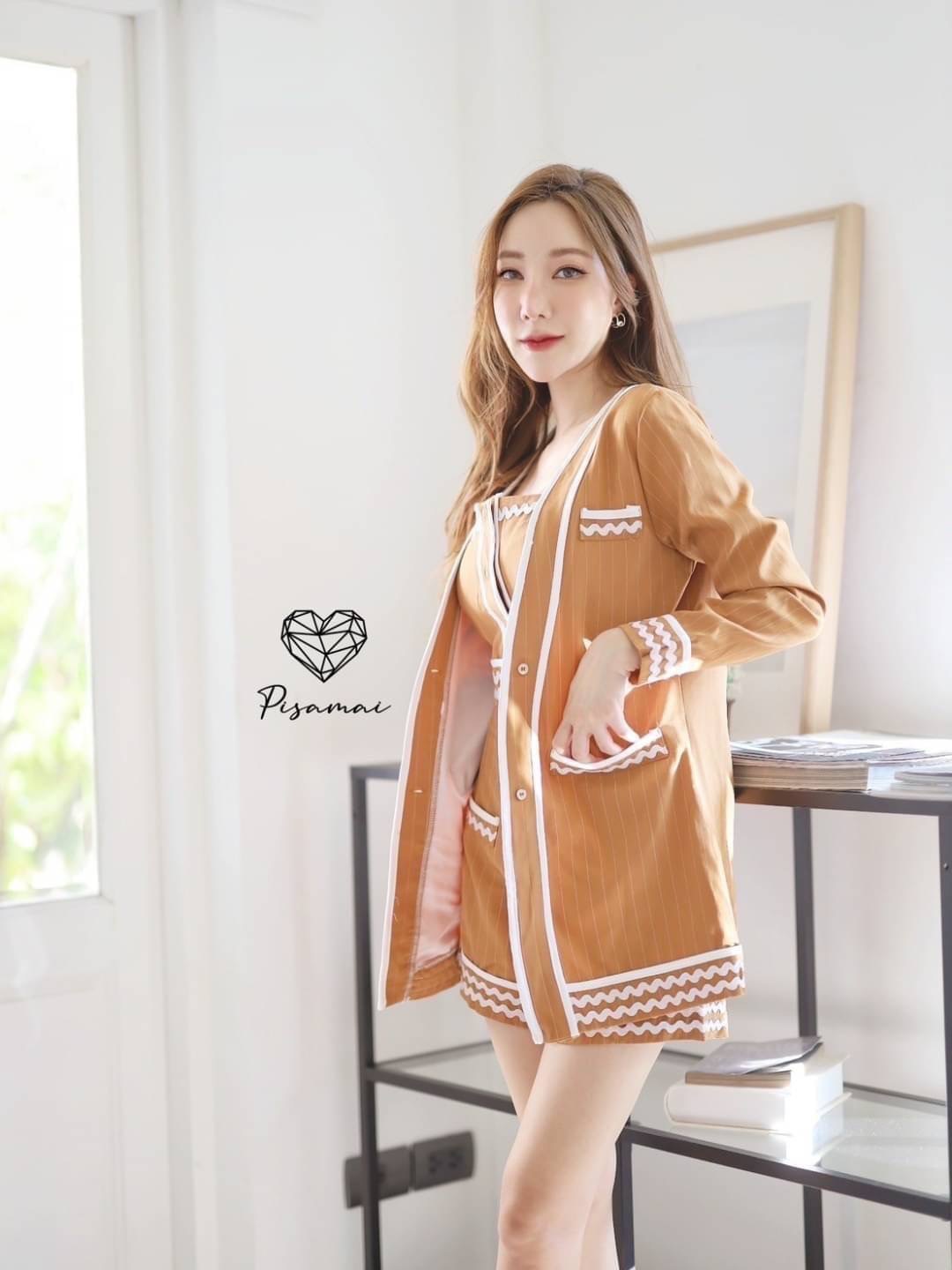 เซ็ตเสื้อคอปลายทางขาวเพ มาคู่กับกางเกงขาสั่น พร้อมเสื้อคลุมแขนยาวเข้าเซ็ต สินค้าคุณภาพ (พร้อมส่ง)