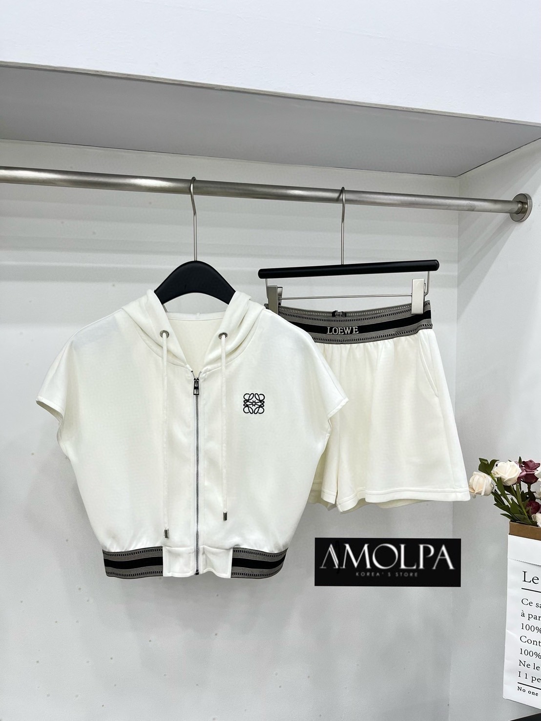 SET JACKET HOOD + PANTS LOEWE เสื้อเป็น JACKET HOOD ขอบอักษร มาพร้อมกางเกงขาสั้น ขอบเอว LOEWE งานใส่สบายมาก สินค้าคุณภาพ (พร้อมส่ง)