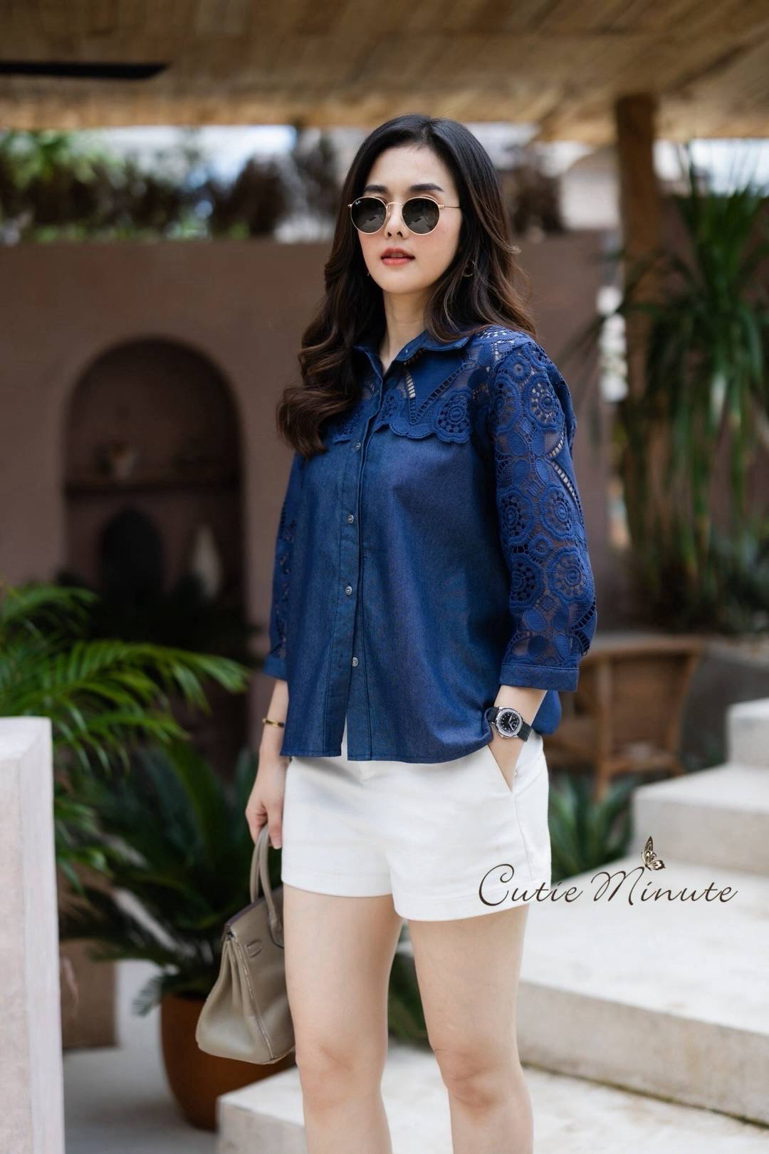 เสื้อยีนส์ แต่งด้วยผ้าลูกไม้หน้าหลังเเละช่วงเเขน เสื้อทรงเชิ้ต ใส่สบาย : สินค้าคุณภาพ (พร้อมส่ง)