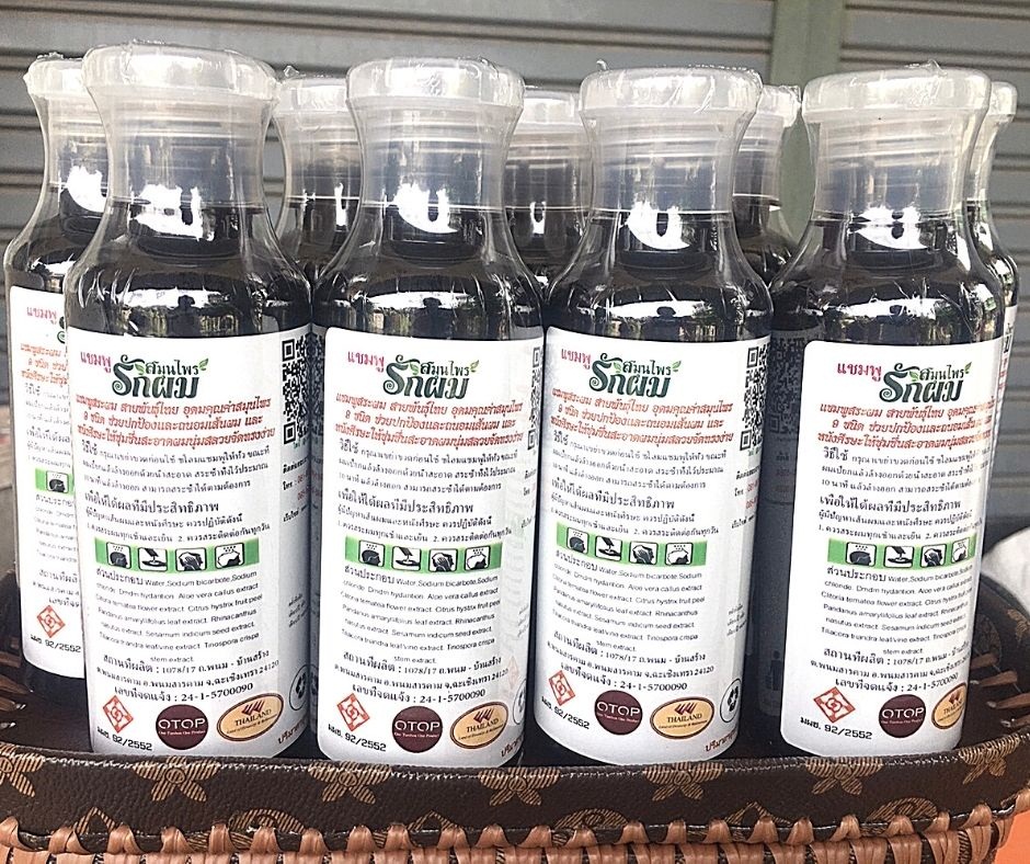 แชมพูสมุนไพรรักผม 250ml x 3 ขวด ยาสระผมแก้รังแคเชื้อรา แก้ผมร่วง แก้ปัญหาผมมัน ผมคัน ชะลอผมหงอก ช่วยให้ผมเกิดใหม่ ไม่ต้องใช้ครีมนวดผม อุดมด้วยสมุนไพรธรรมชาติถึง 9 ชนิด ใช้ได้ทุกวัย สระได้ทุกวัน ปราศจากสารเคมีที่เป็นอันตราย