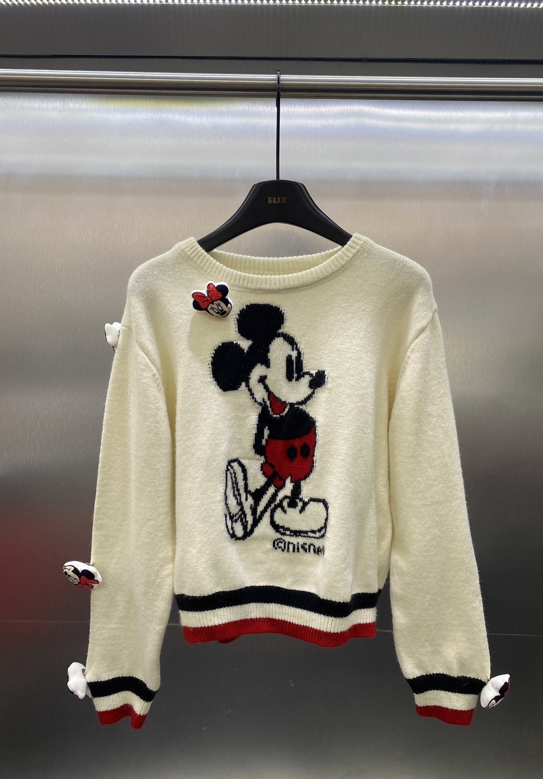 เสื้อสเวตเตอร์ผ้านิต ทอลายมิกกี้ แต่งเข็มกลัดมินนีีตามแขน ใส่สบาย : สินค้าคุณภาพ (พร้อมส่ง)