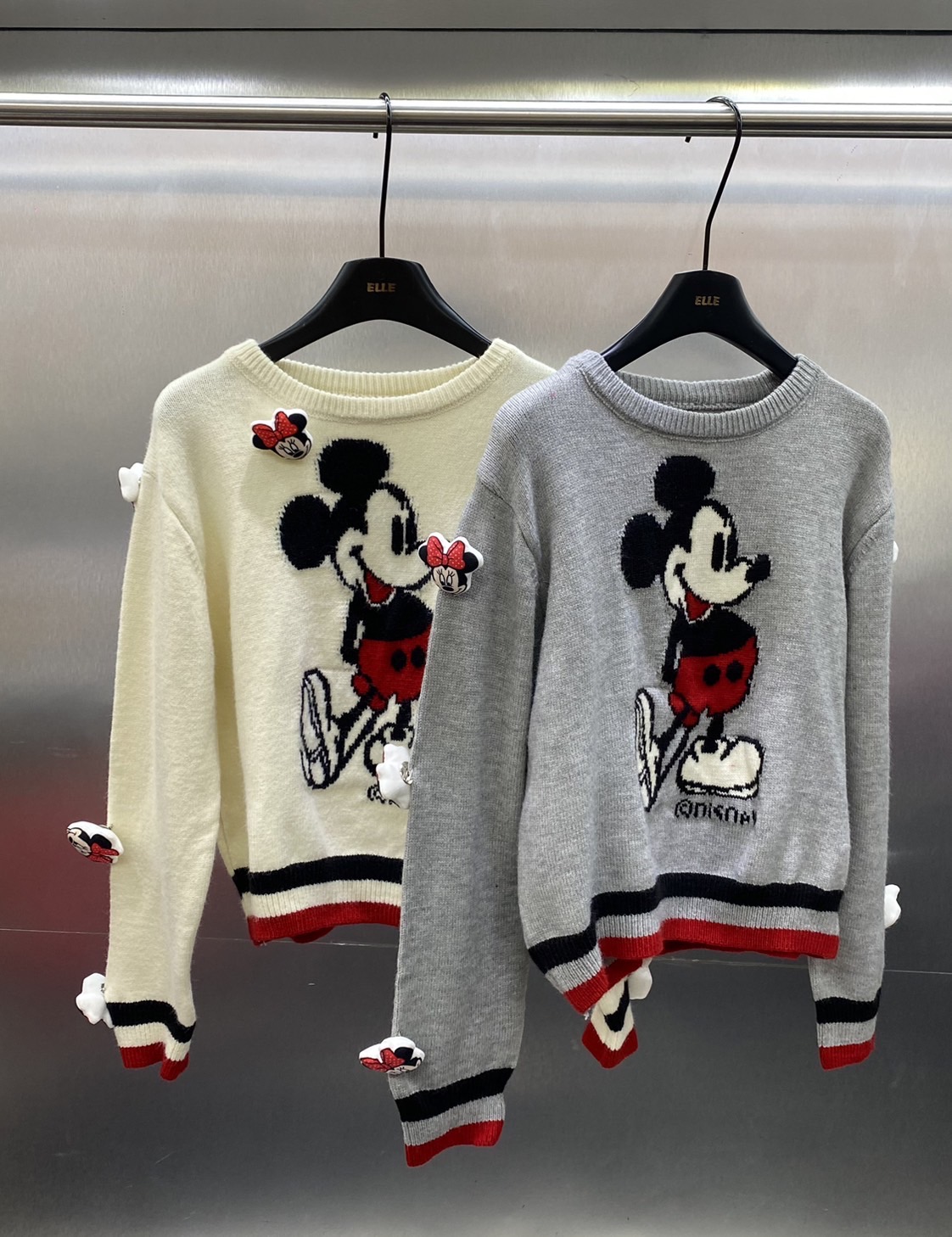 เสื้อสเวตเตอร์ผ้านิต ทอลายมิกกี้ แต่งเข็มกลัดมินนีีตามแขน ใส่สบาย : สินค้าคุณภาพ (พร้อมส่ง)