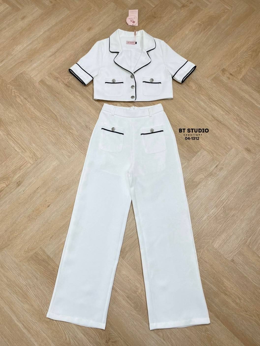 เซท 2 ชิ้น เสื้อเบเซอร์แขนสั้นคอปกกระดุมหน้า กระเป๋าใช้งานได้จริง แต่งแทบกุ้นติดกระดุมบนกระเป๋า มาพร้อมกางเกงขายาวกระเป๋าหน้าใช้งานได้จริง ใส่สบาย : สินค้าคุณภาพ (พร้อมส่ง)