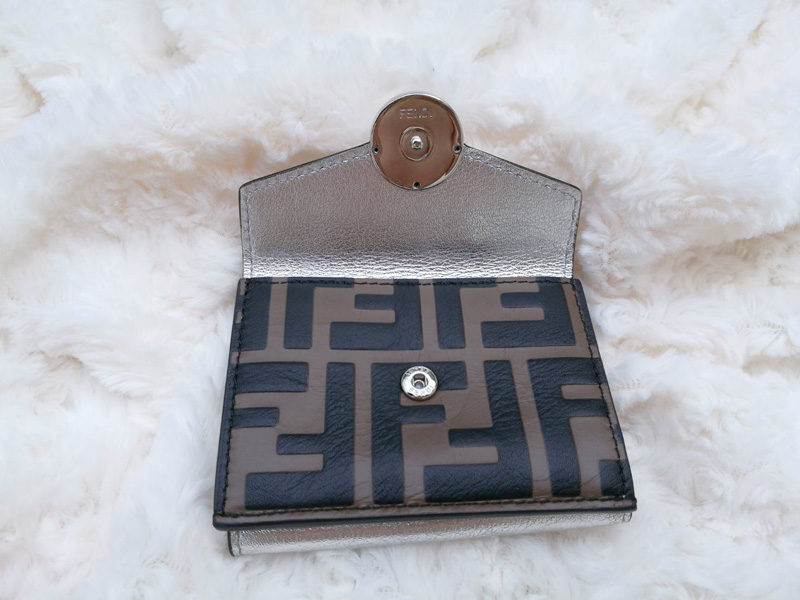 กระเป๋าสตางค์ FENDI MICRO F IS FENDI TRIFOLD WALLET