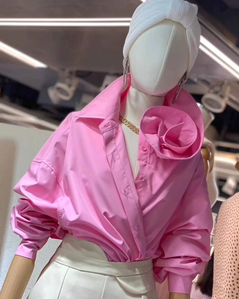 เสื้อเชิ้ตปกคอดอกไม้ ตัวเสื้อเป็นทรงปล่อยๆเท่ห์ๆ คอปกดีไซน์ให้เป็นดอกกุหลาบ ตะเข็บด้านในตัวเสื้อเย็บเก็บขอบอย่างละเอียด เนื้อผ้าเกรดเอ ใส่สบาย : สินค้าคุณภาพ (พร้อมส่ง)