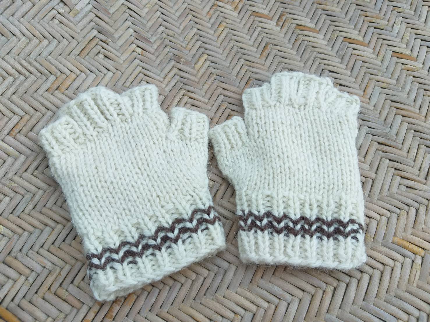 ถุงมือไหมพรมขนสัตว์ครึ่งท่อน (ของใหม่)