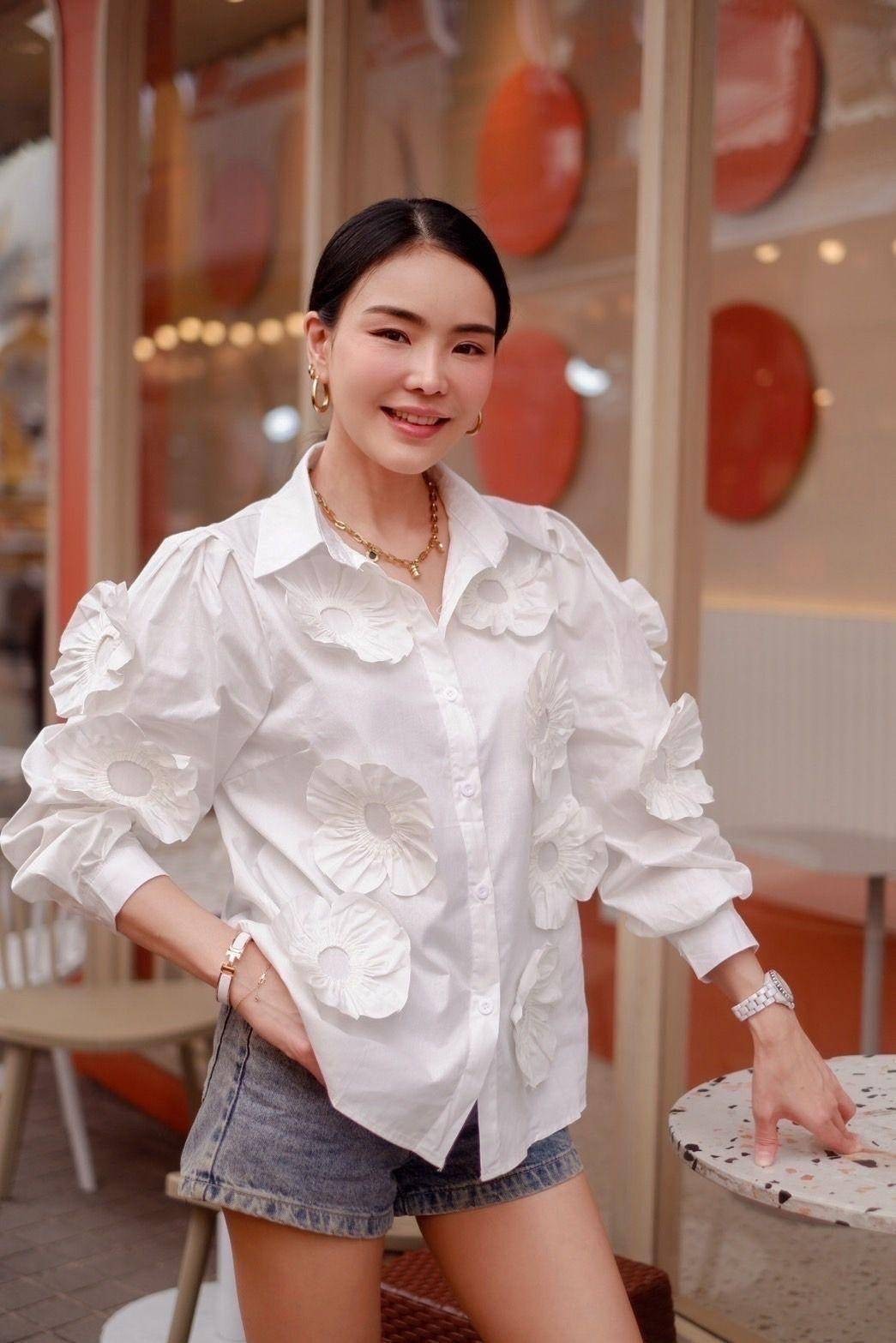 เสื้อเชิ้ตทรงสวยแต่งดอกไม้ 3d งานสวย แบบตะโกน ทรงโอเว่อไซส์นิดๆ ดีเทลสวย งานเย็บอย่างดี : สินค้าคุณภาพ (พร้อมส่ง)